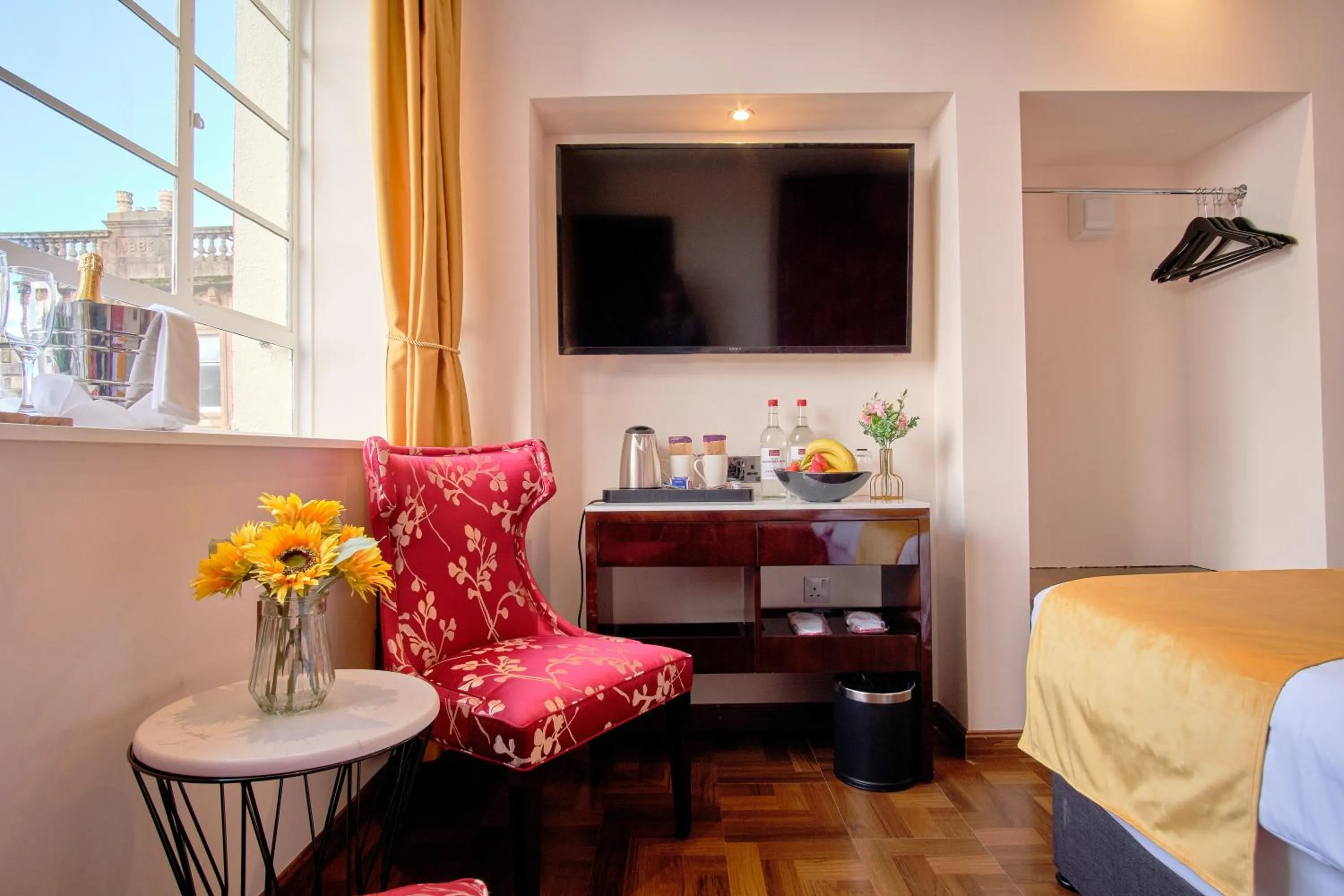 TV and multimedia, Bed in Muthu Oban Regent Hotel