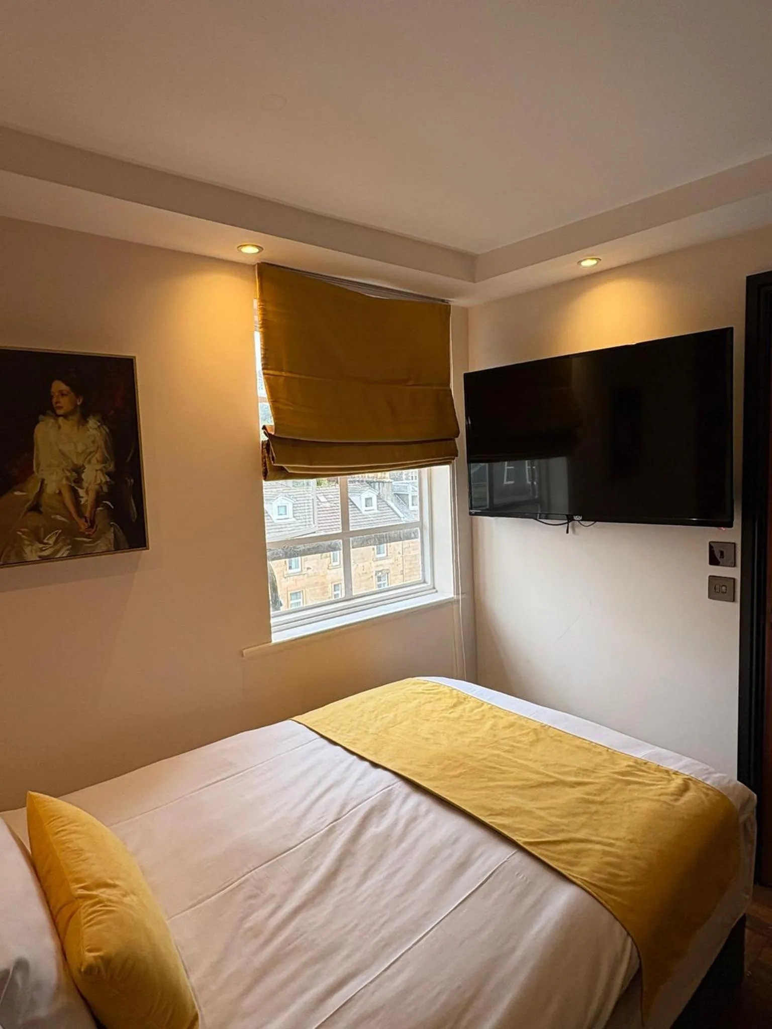 TV and multimedia, Bed in Muthu Oban Regent Hotel