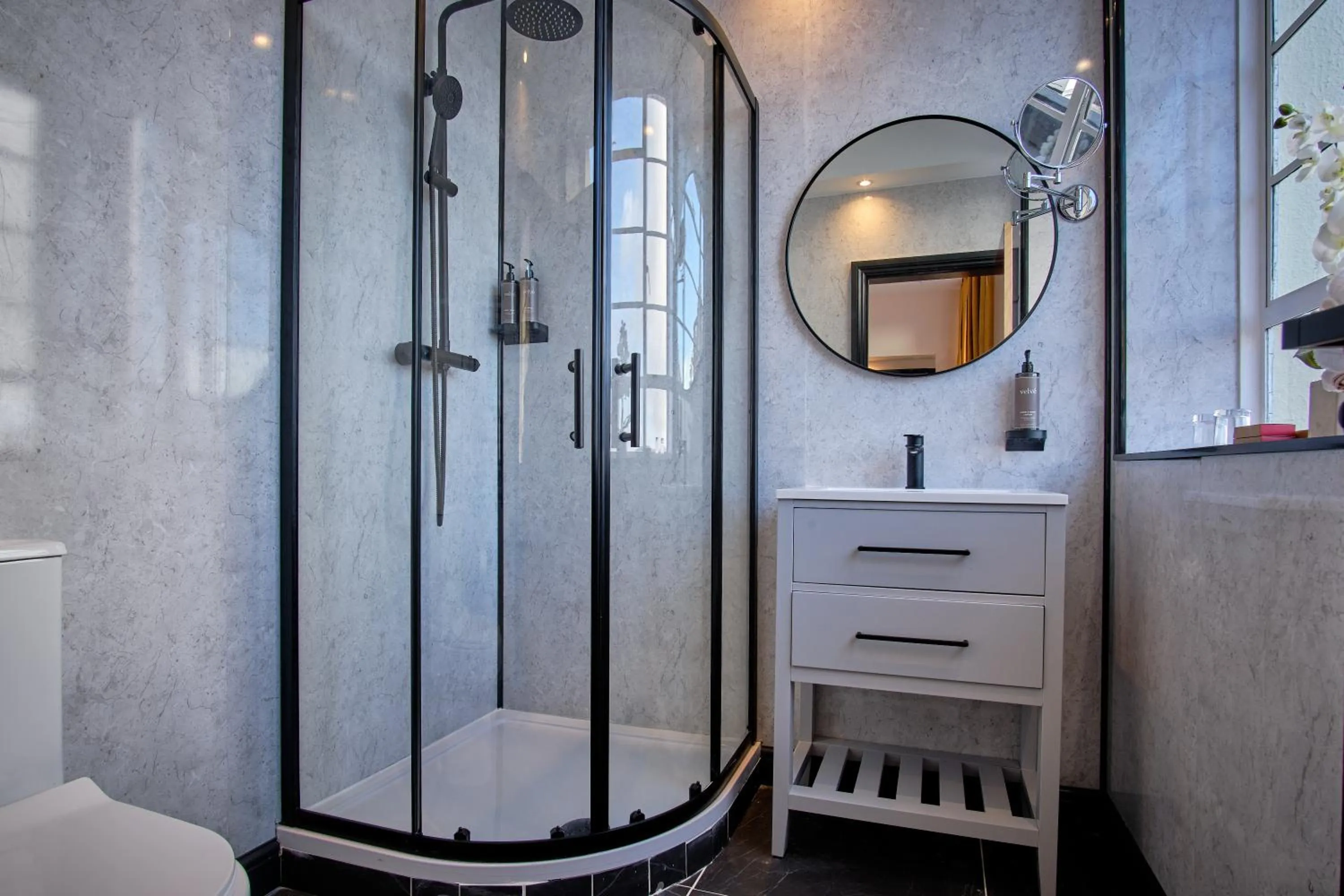 Toilet in Muthu Oban Regent Hotel