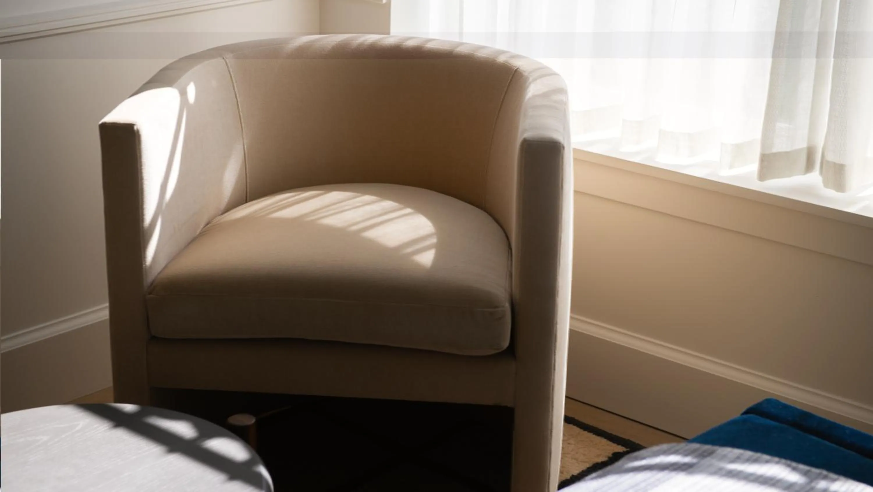 Living room, Bed in Longfellow Hotel