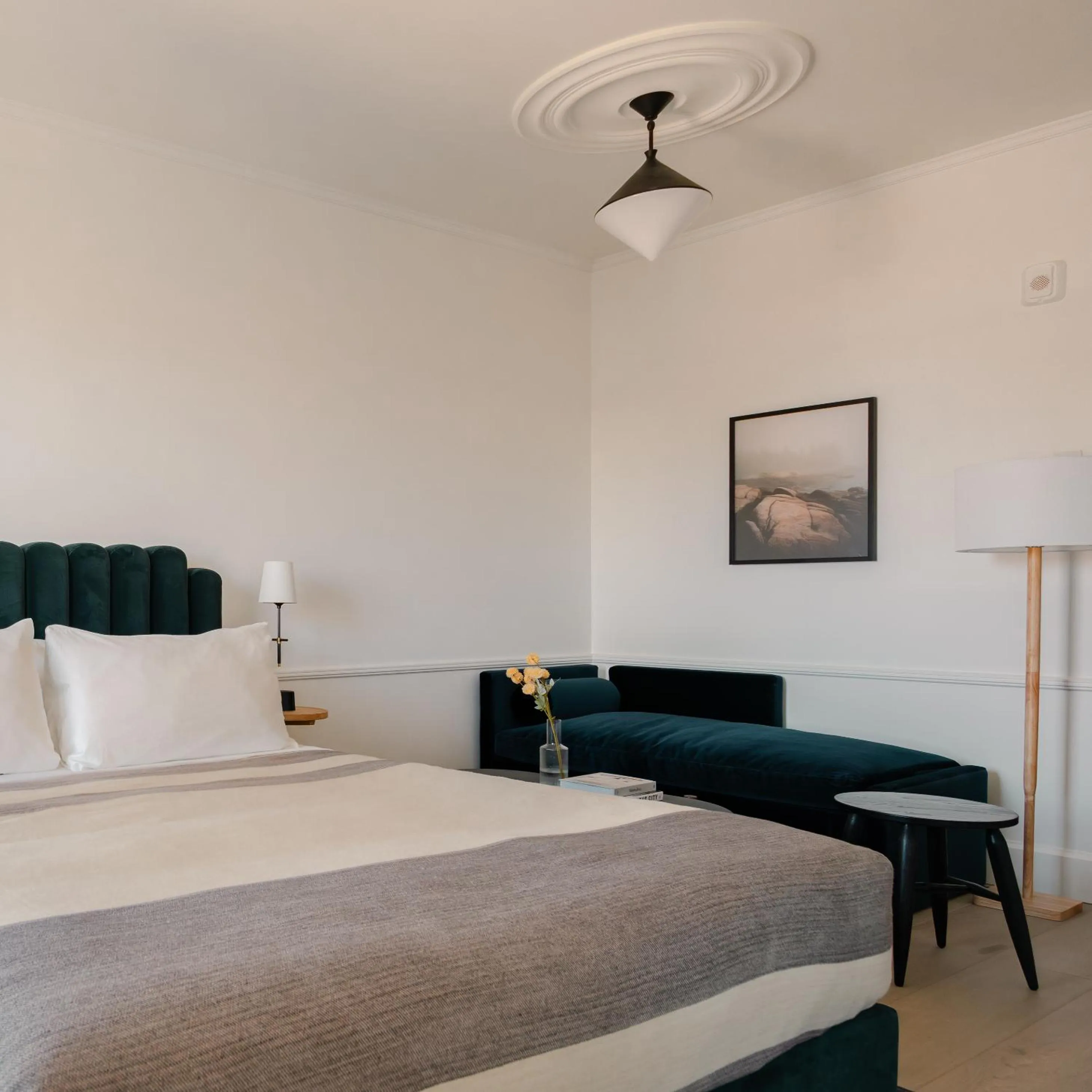 Living room, Bed in Longfellow Hotel