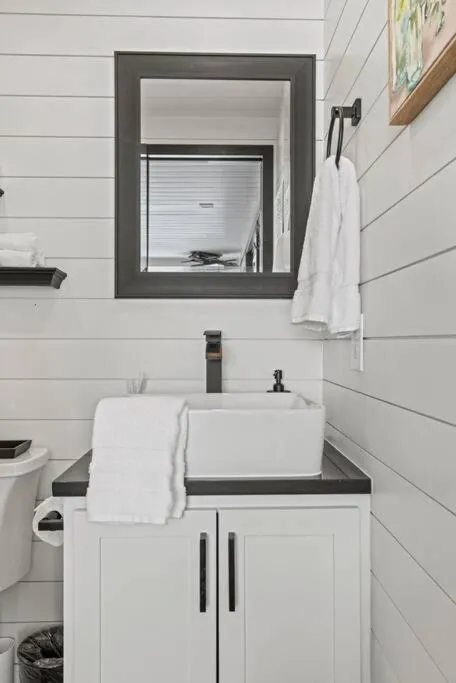 New Wilderness Hideout-Cozy Container Home