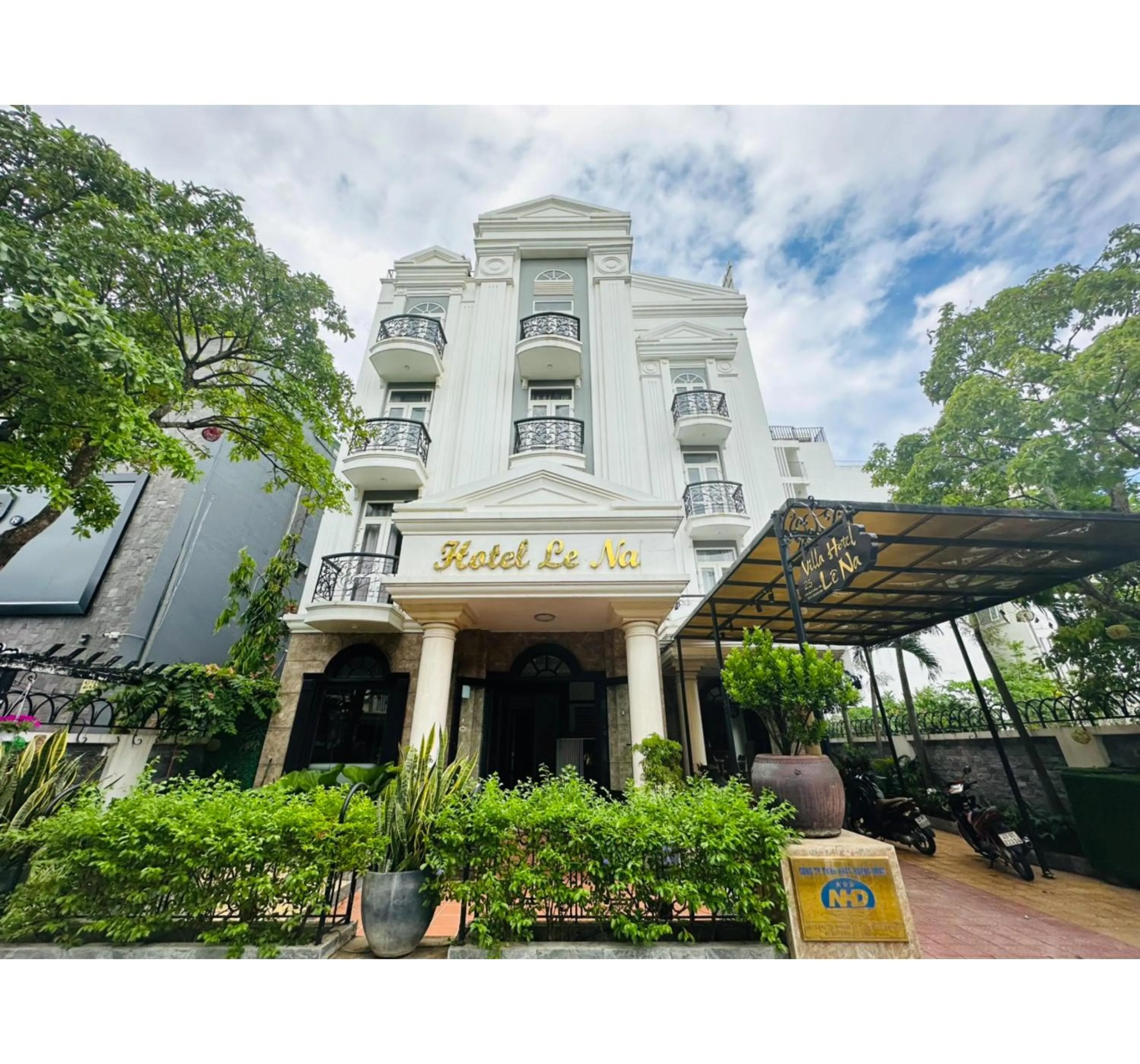 Property building in Capital O 1183 Villa Le Na