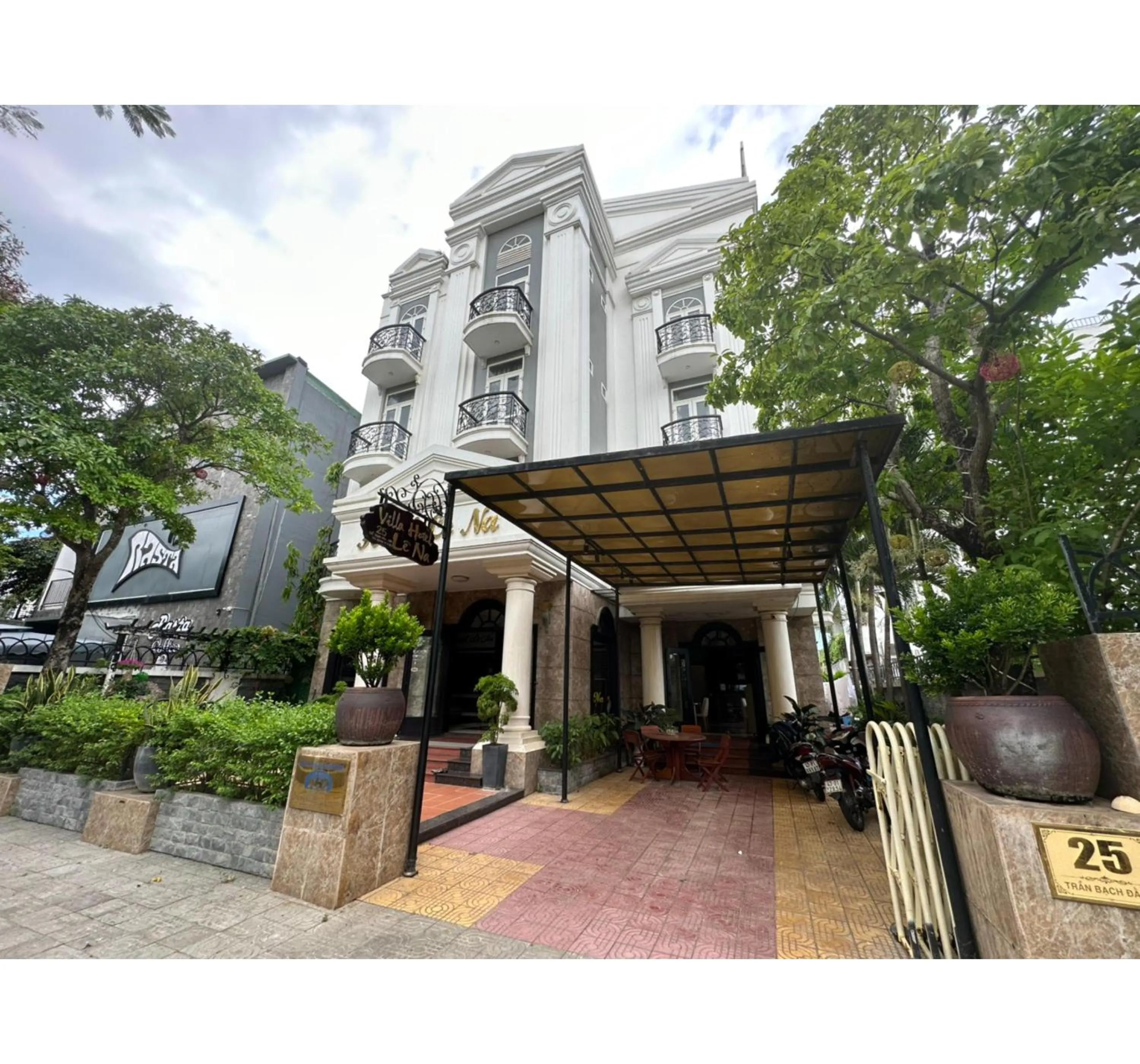 Facade/entrance in Capital O 1183 Villa Le Na