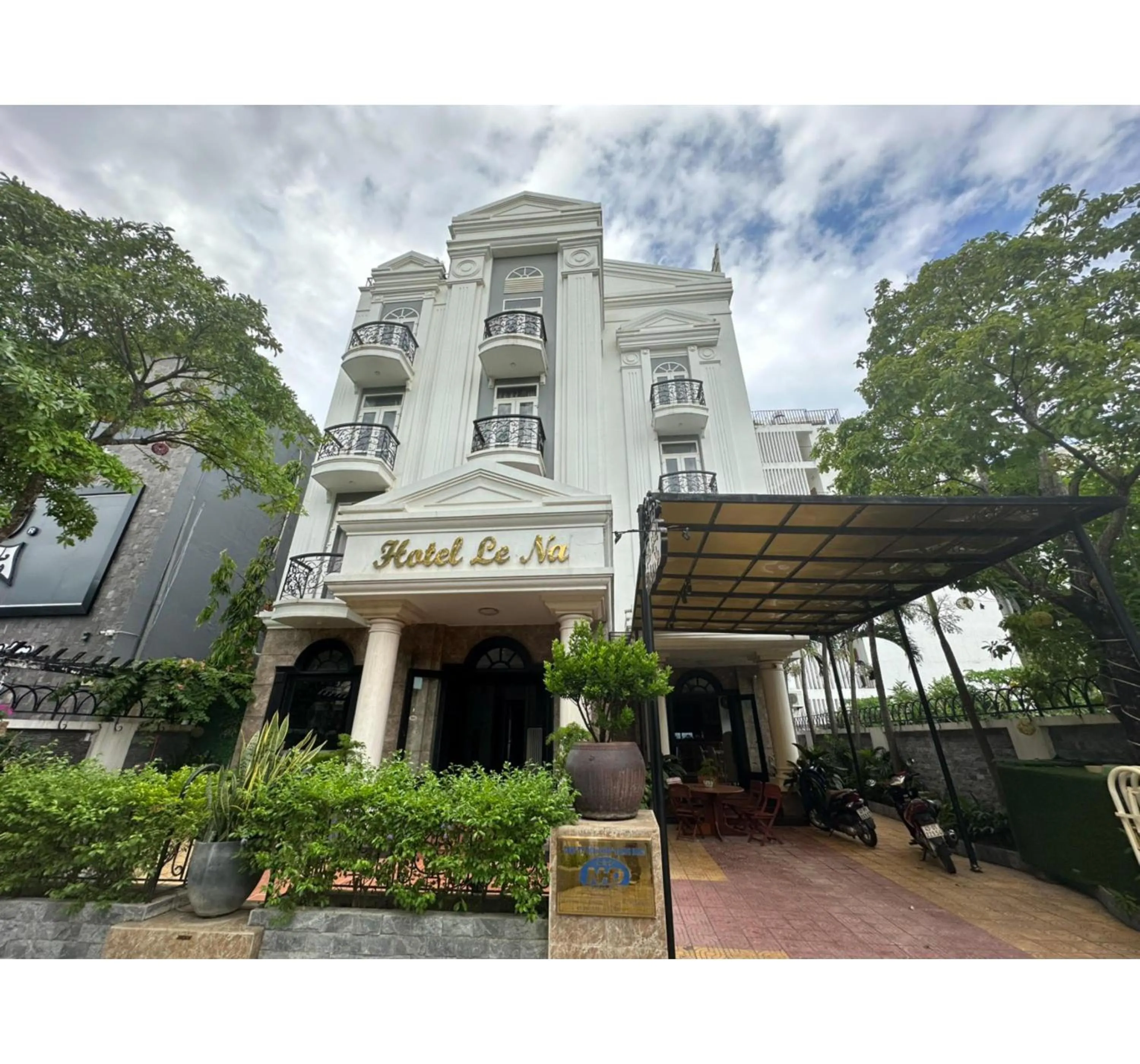 Property building in Capital O 1183 Villa Le Na