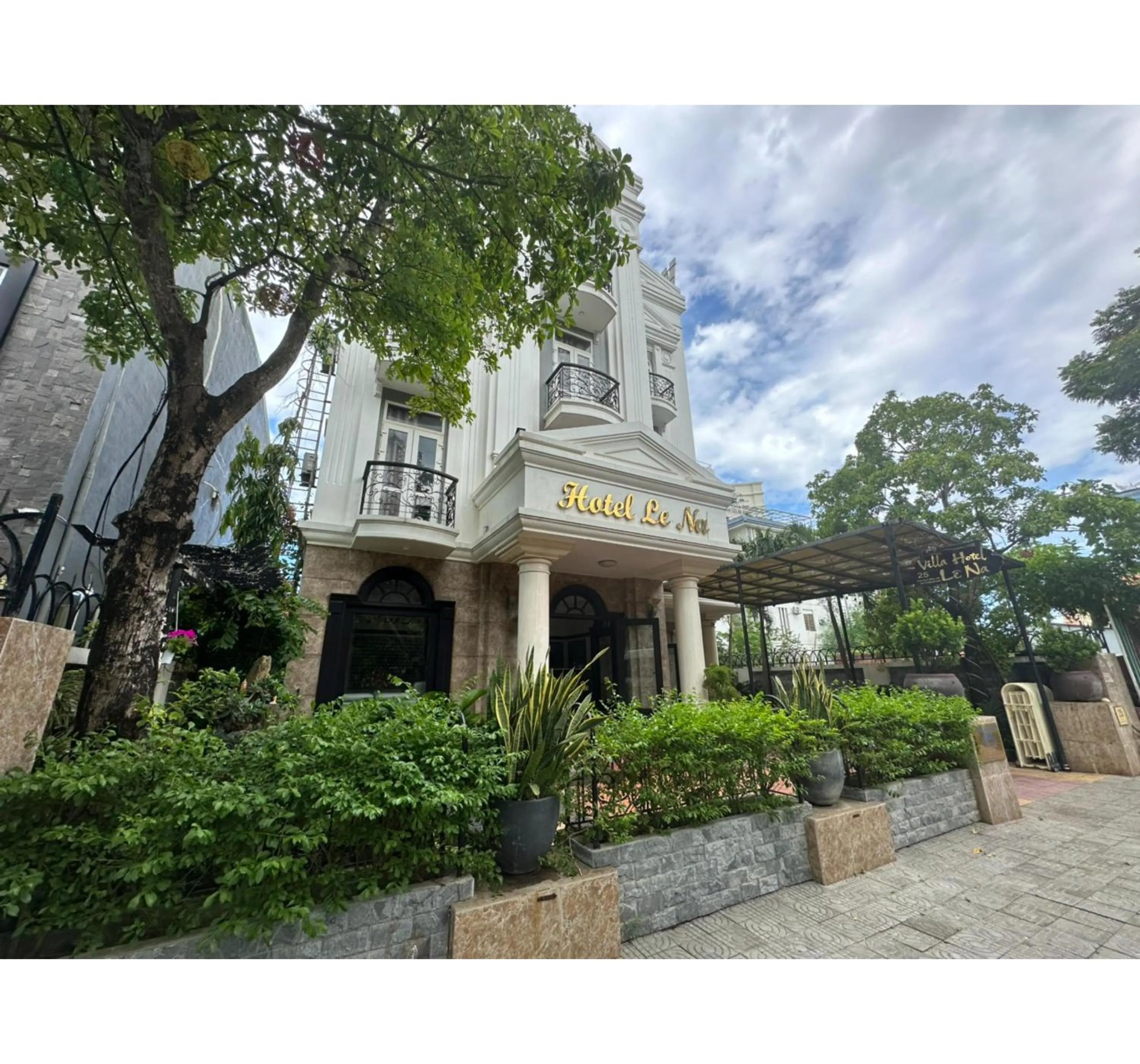 Property building in Capital O 1183 Villa Le Na