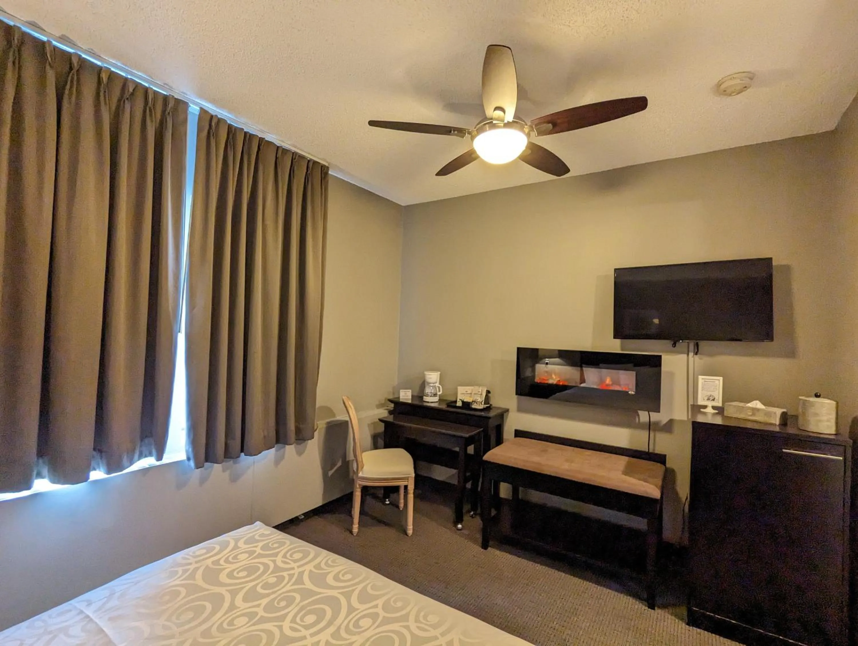 Bedroom, Bed in King Edward Hotel