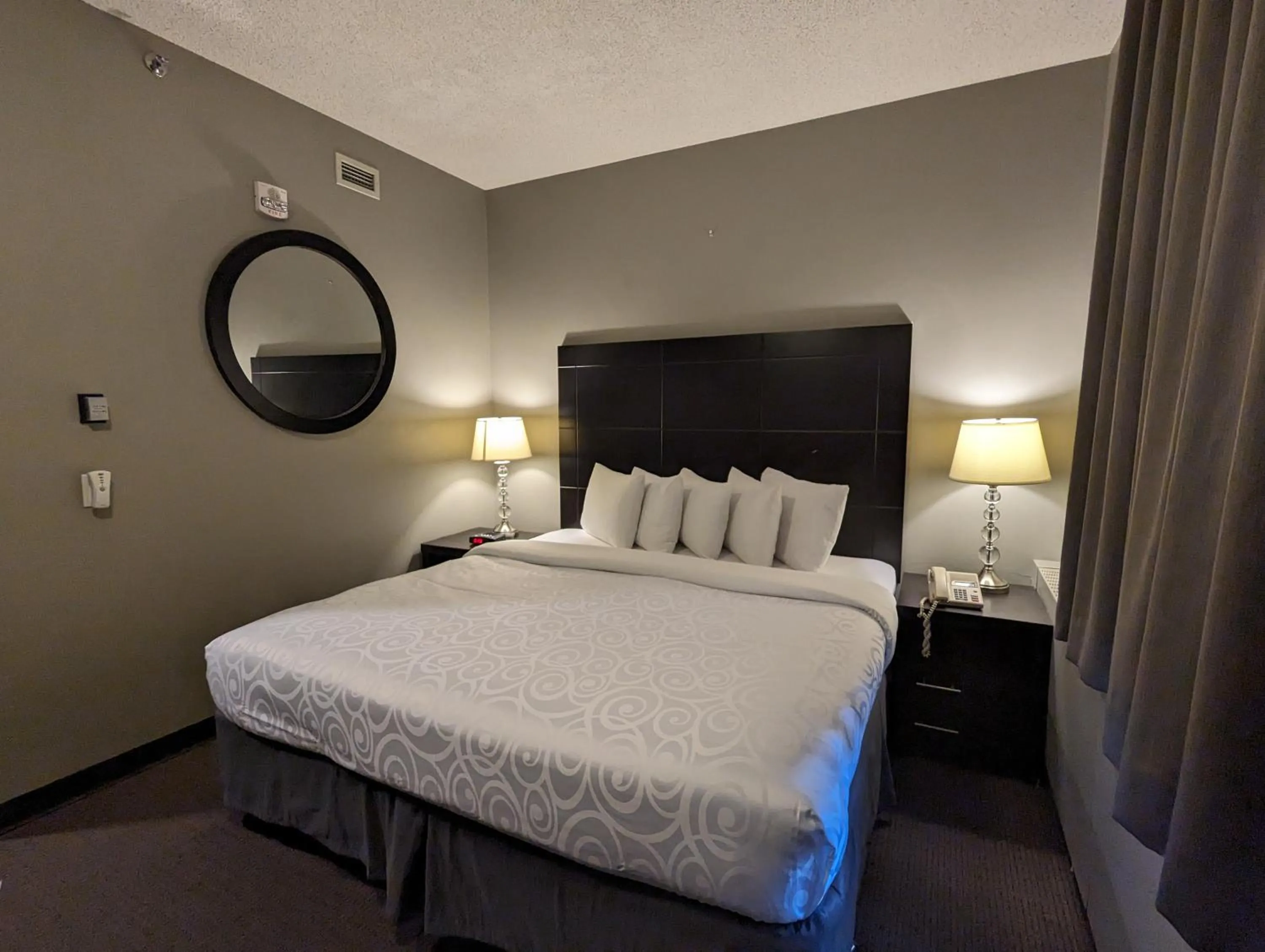 Bedroom, Bed in King Edward Hotel