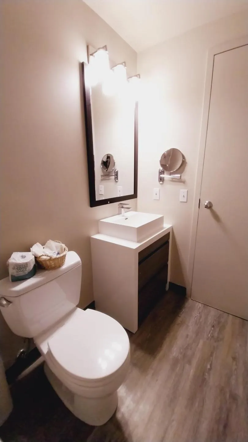 Bathroom in King Edward Hotel