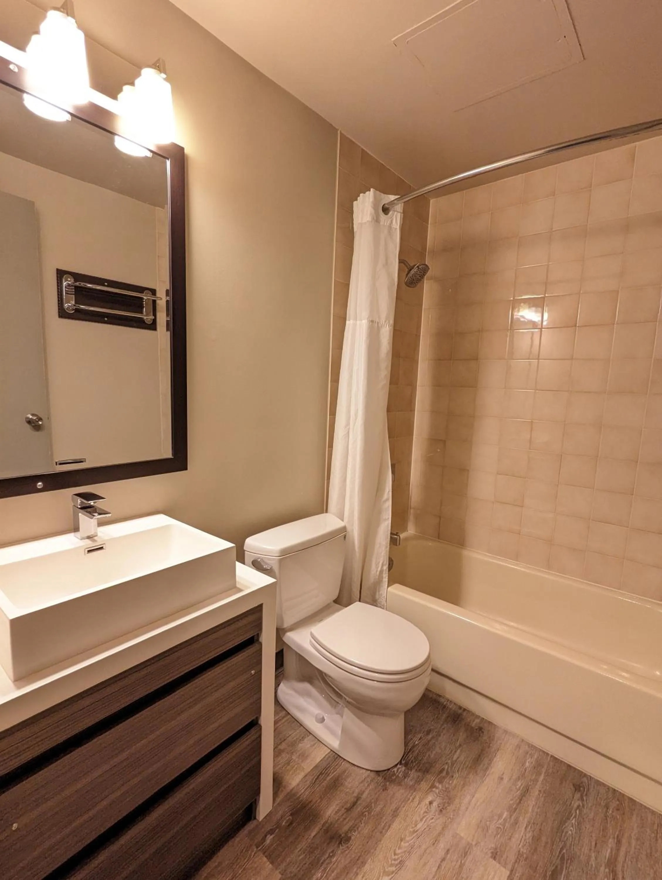 Bathroom in King Edward Hotel