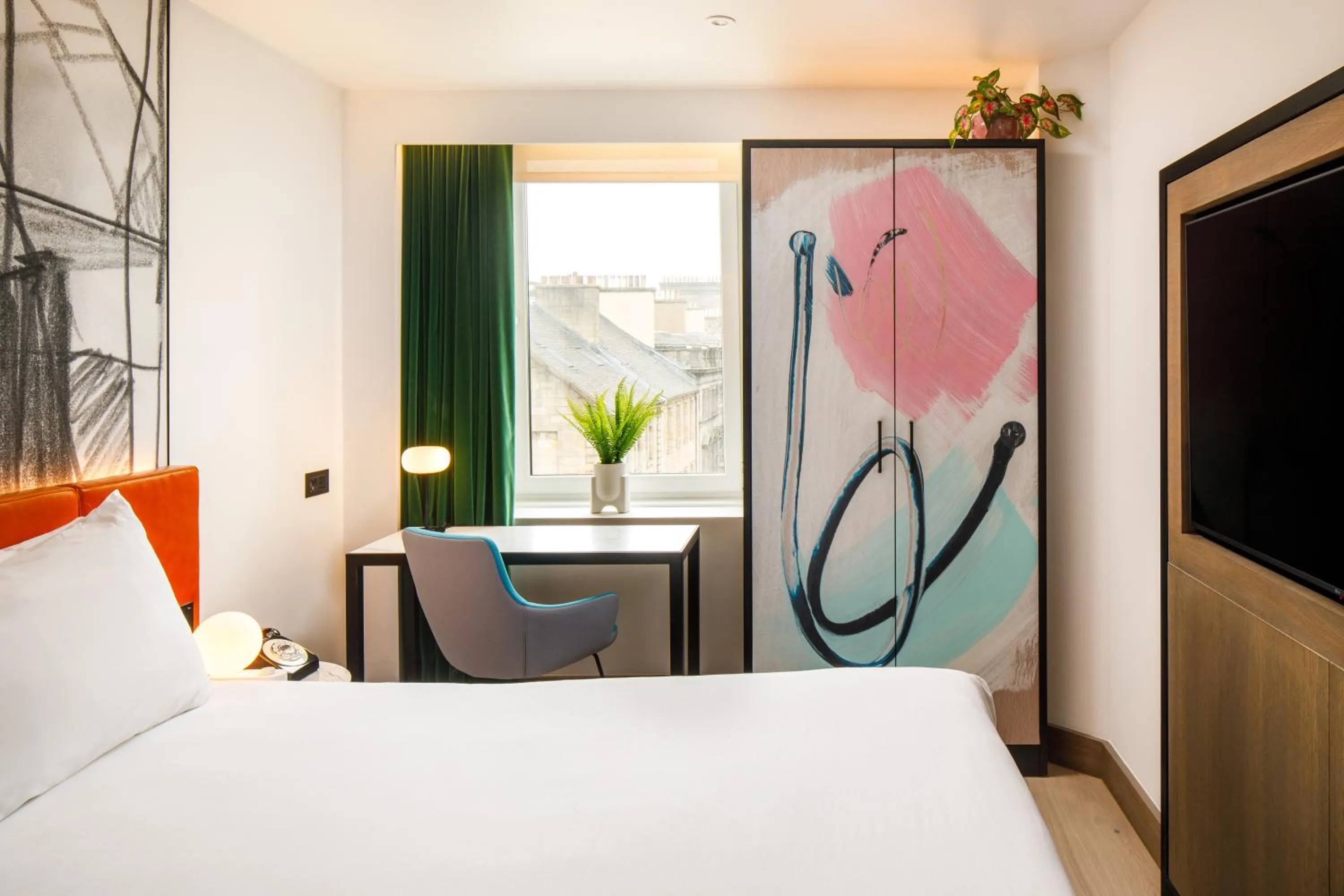 Bed in ibis Styles Edinburgh St Andrew Square