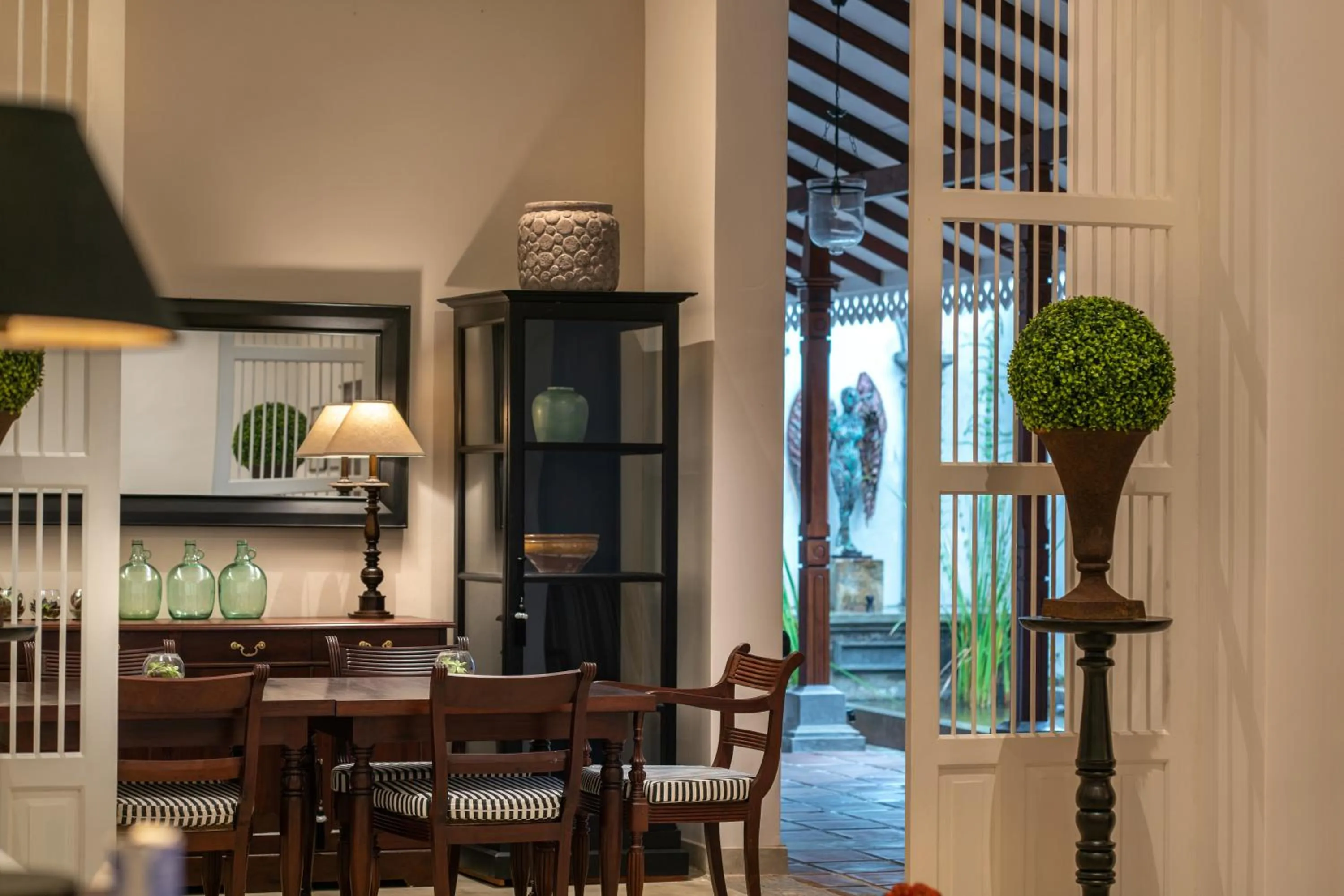 Restaurant/places to eat in Ceylo Villas