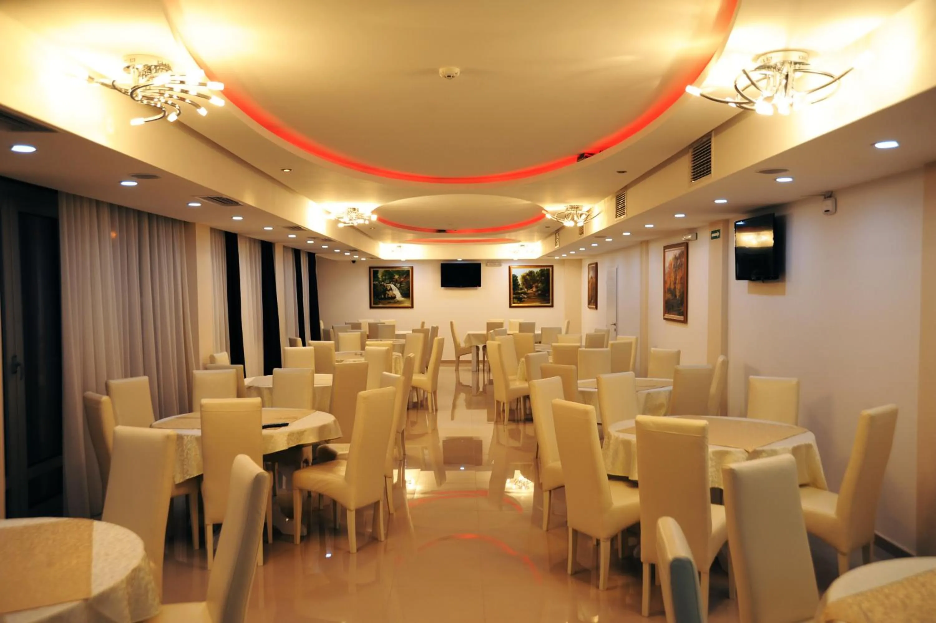 Restaurant/places to eat in Garni Hotel Crystal Ice