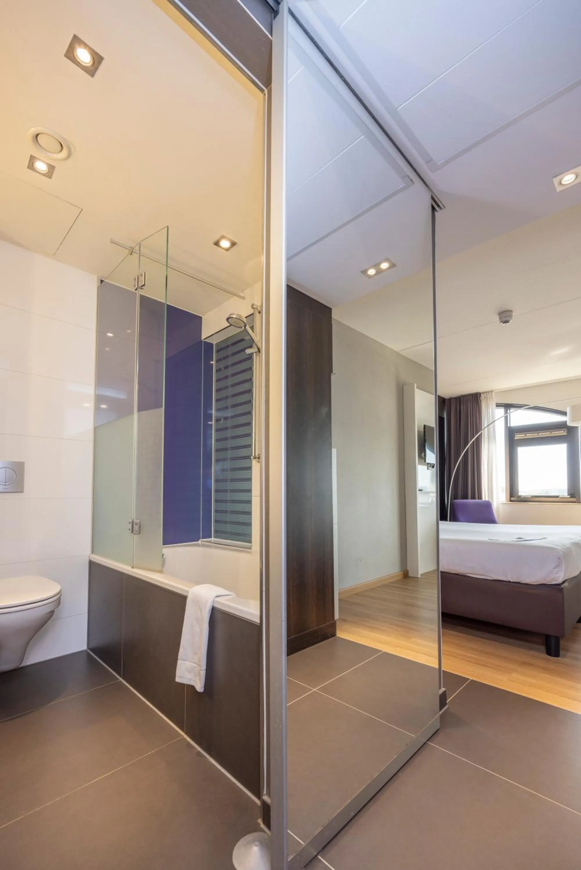 Bathroom, Bed in Fletcher Hotel-Restaurant Nieuwegein-Utrecht