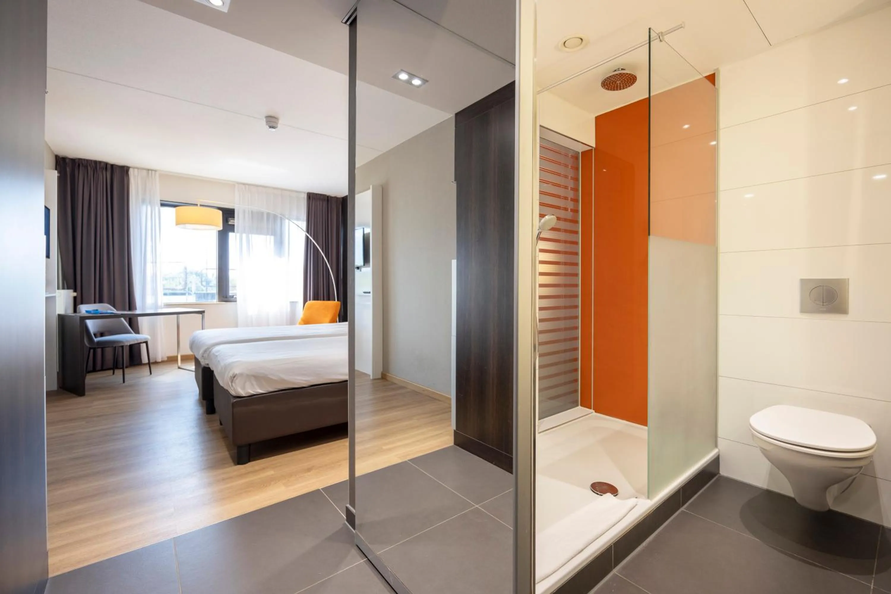 Shower, Bed in Fletcher Hotel-Restaurant Nieuwegein-Utrecht