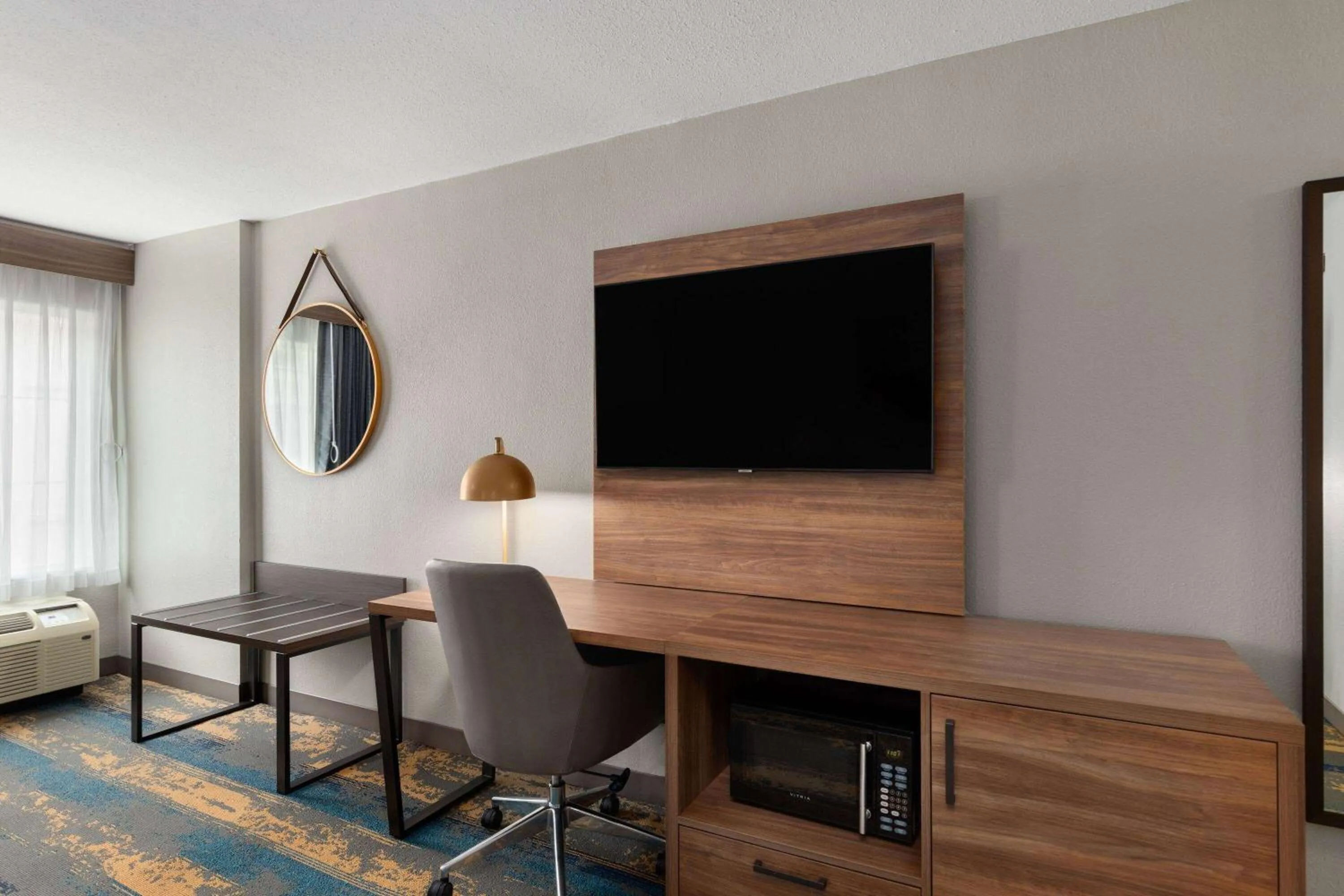 Photo of the whole room in La Quinta by Wyndham Knoxville Central Papermill