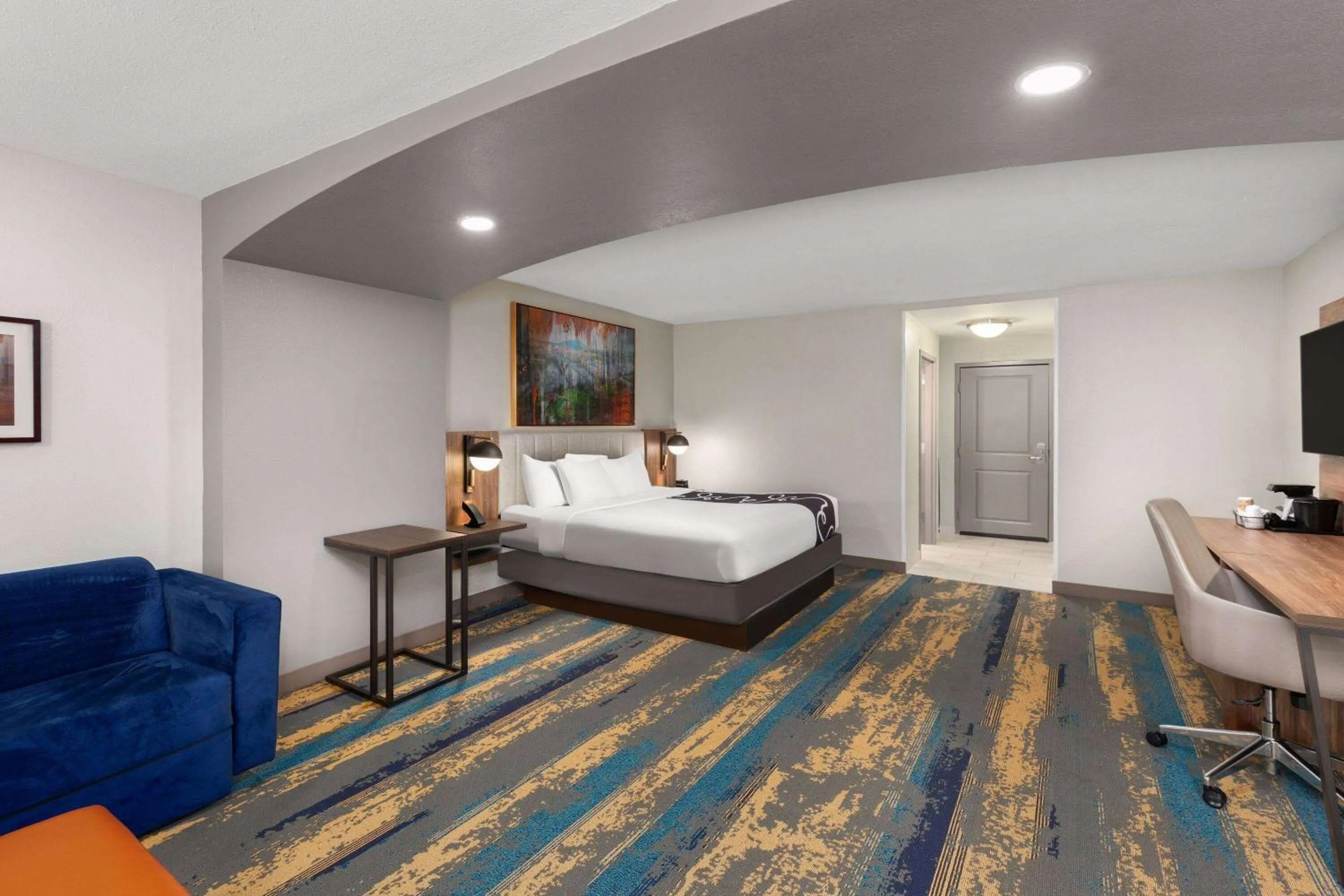 Photo of the whole room, Bed in La Quinta by Wyndham Knoxville Central Papermill