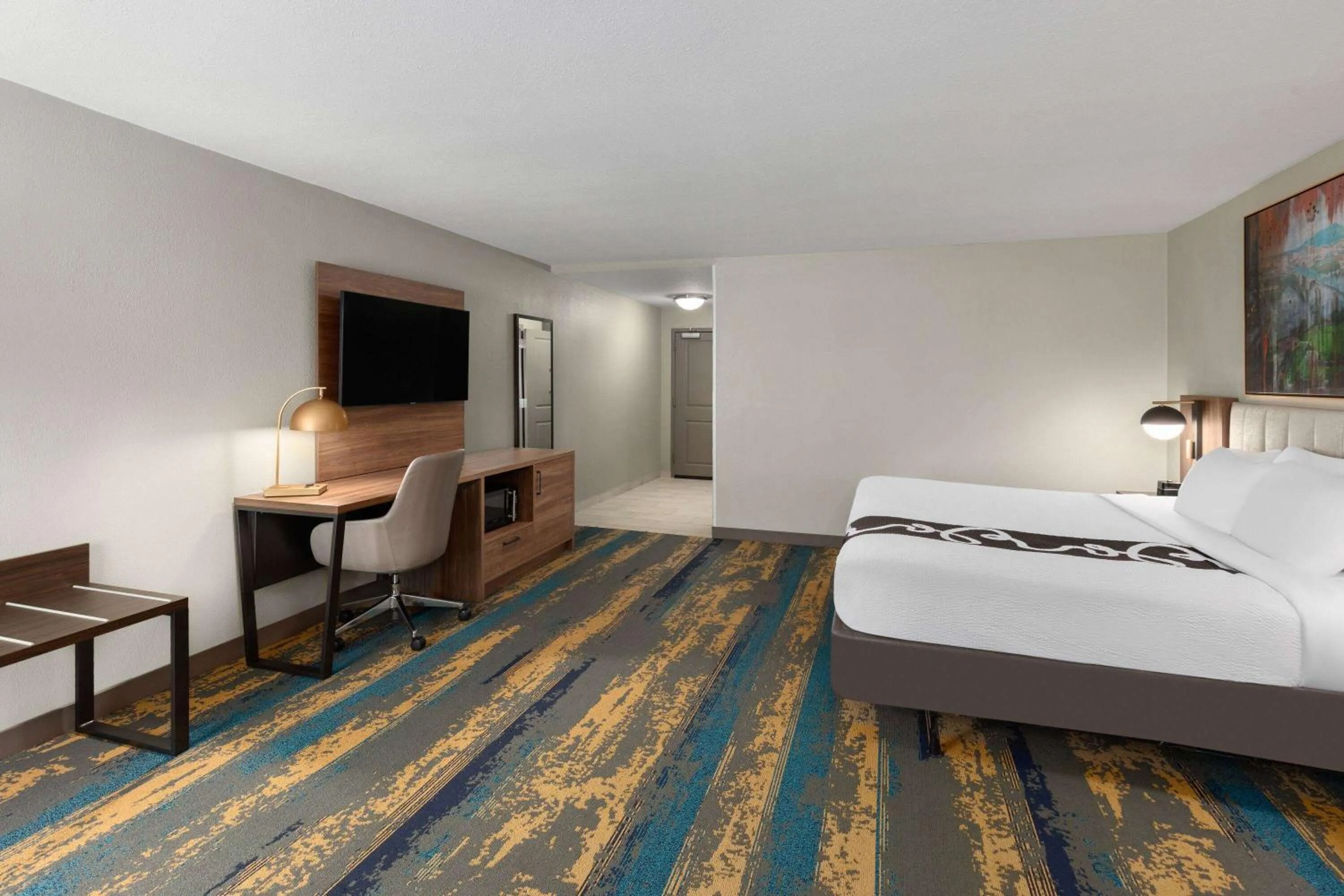 Photo of the whole room, Bed in La Quinta by Wyndham Knoxville Central Papermill