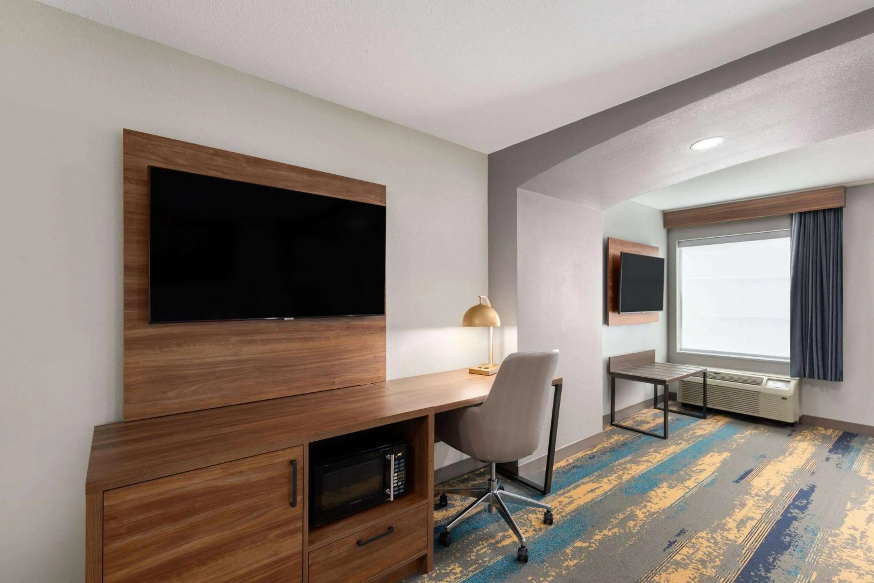 Photo of the whole room in La Quinta by Wyndham Knoxville Central Papermill