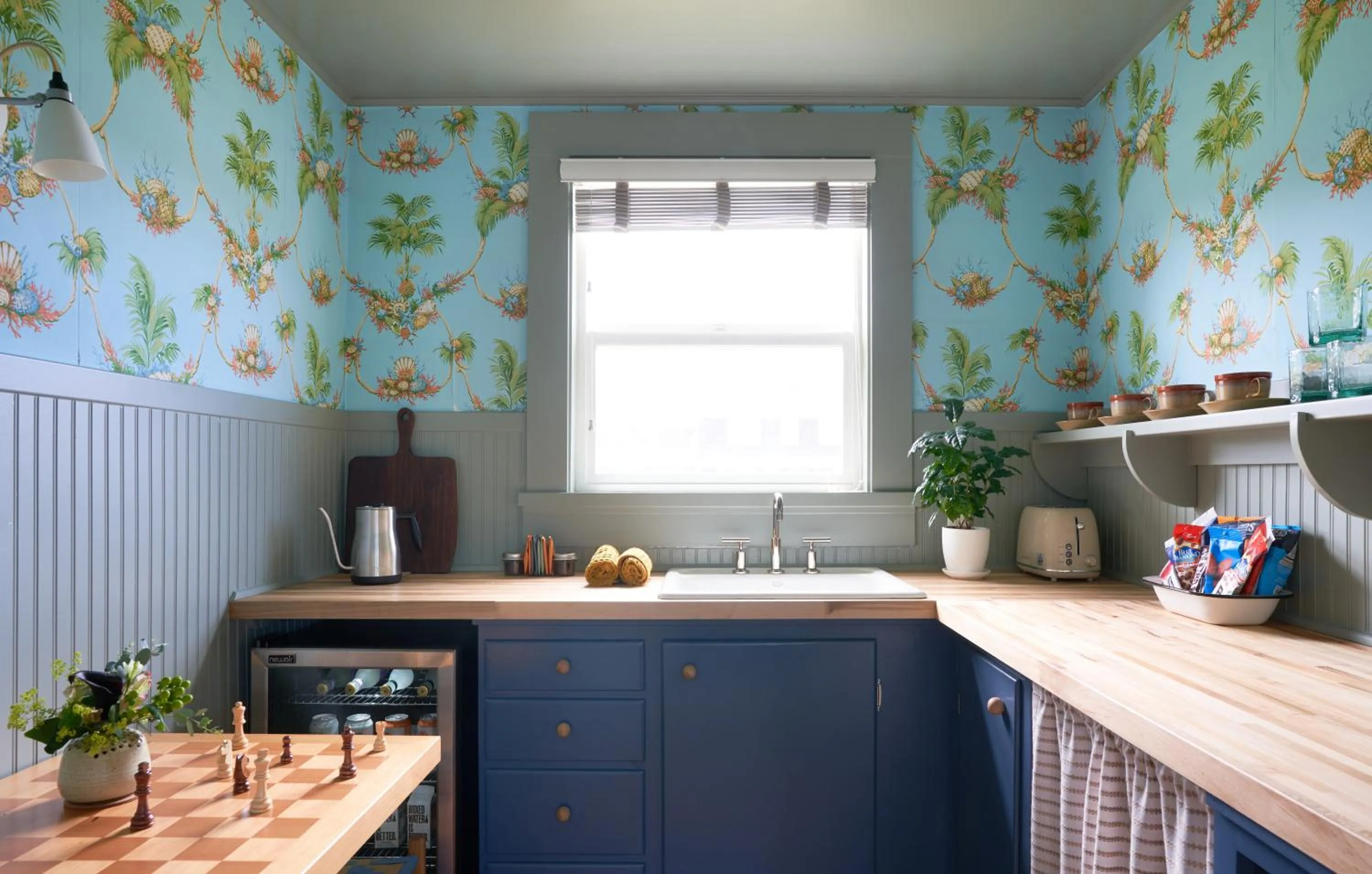 Dining area in The Drifthaven at Gearhart