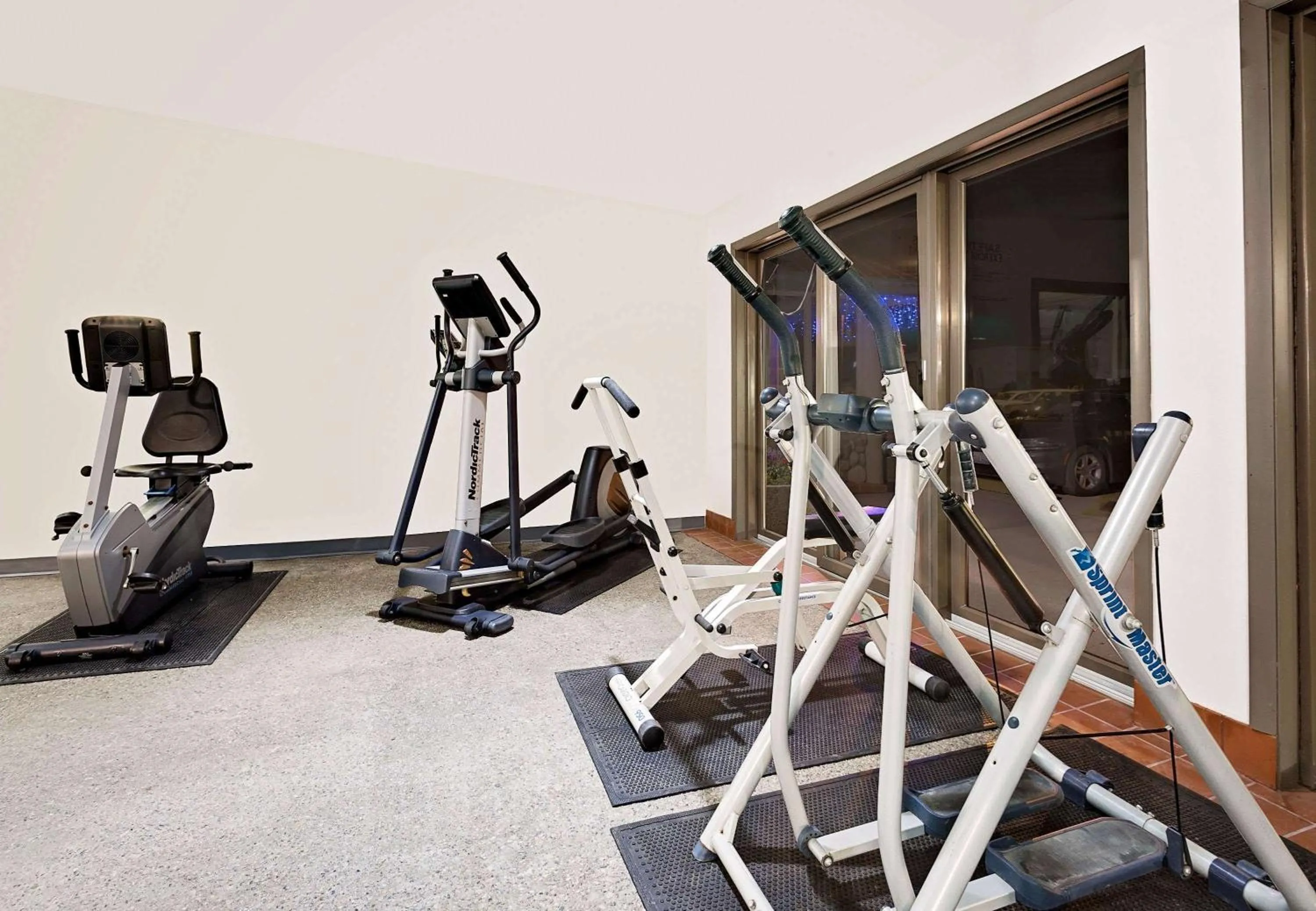 Fitness centre/facilities in Super 8 by Wyndham Cut Bank