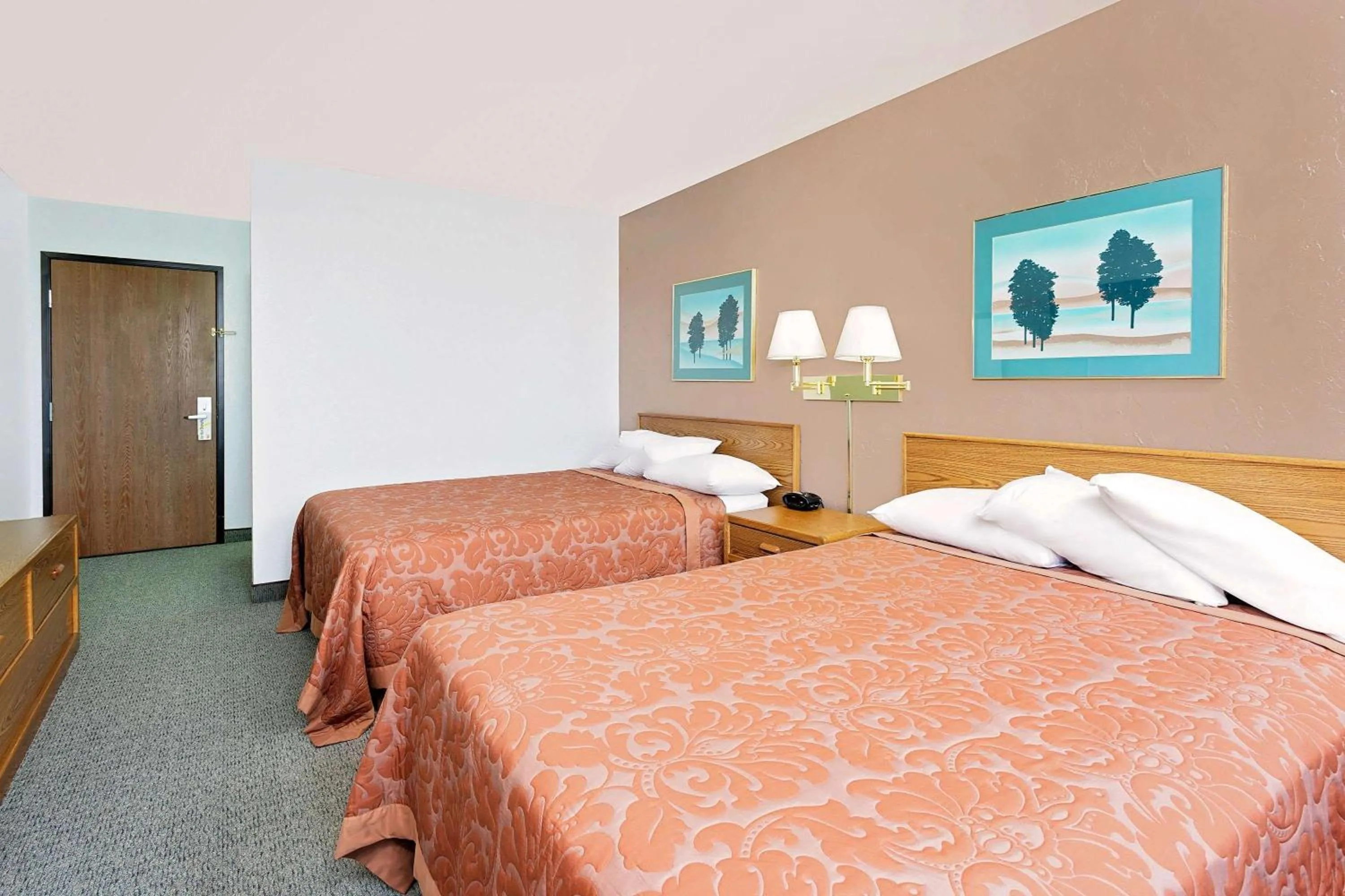 Photo of the whole room, Bed in Super 8 by Wyndham Cut Bank