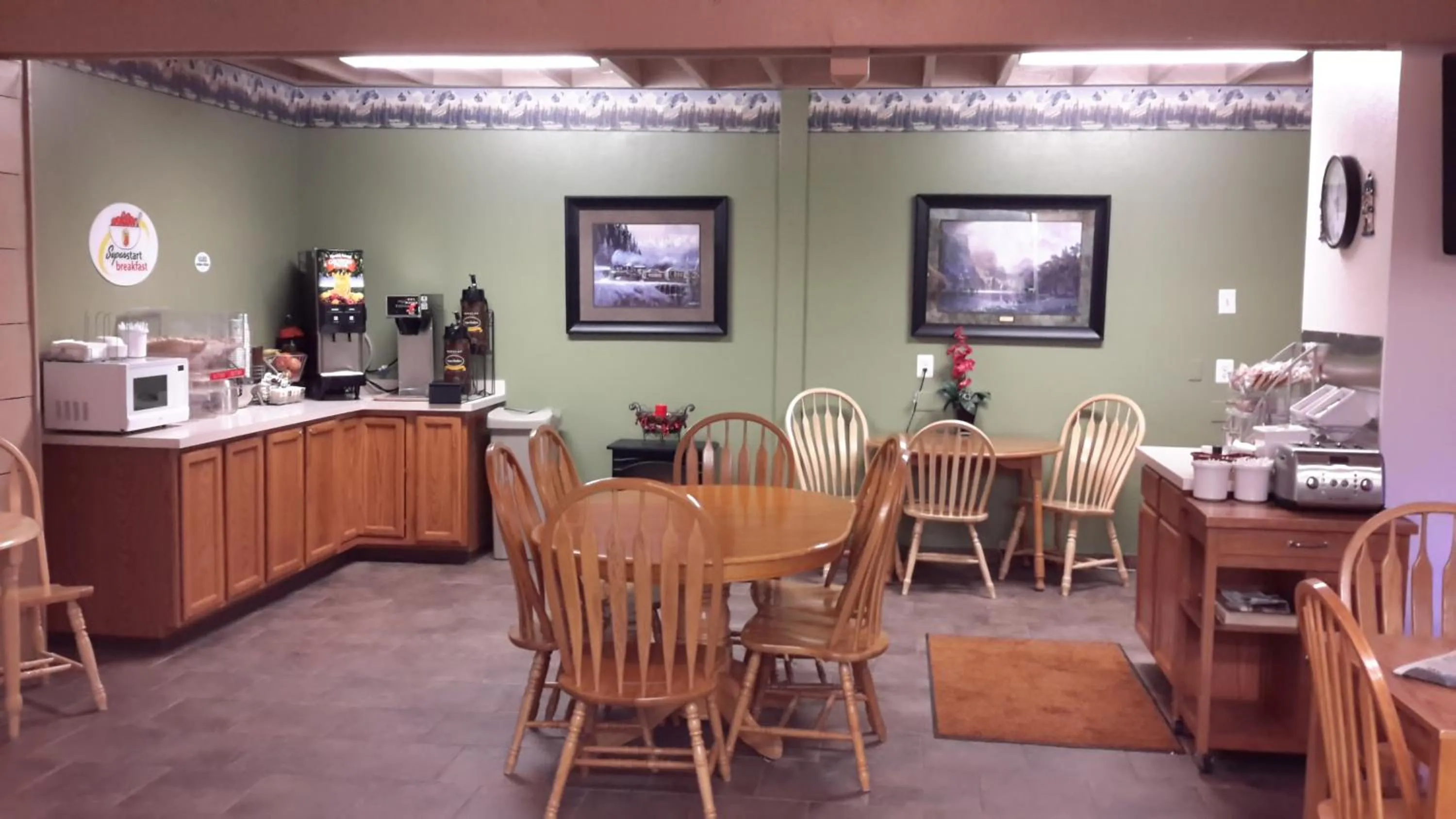 Dining area in Super 8 by Wyndham Cut Bank