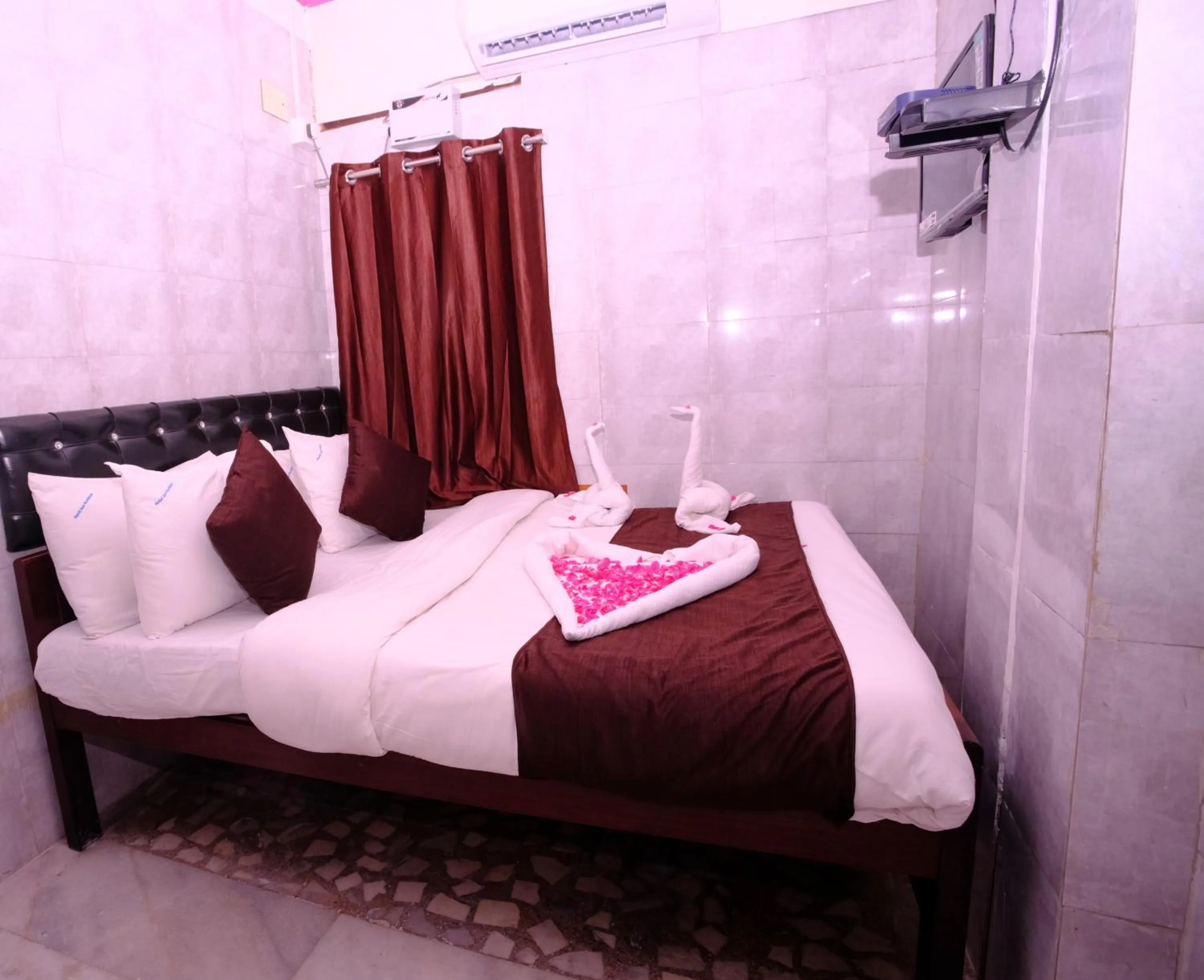 Bedroom, Bed in Aum Karthikeya Residency - Near Chennai Railway Station