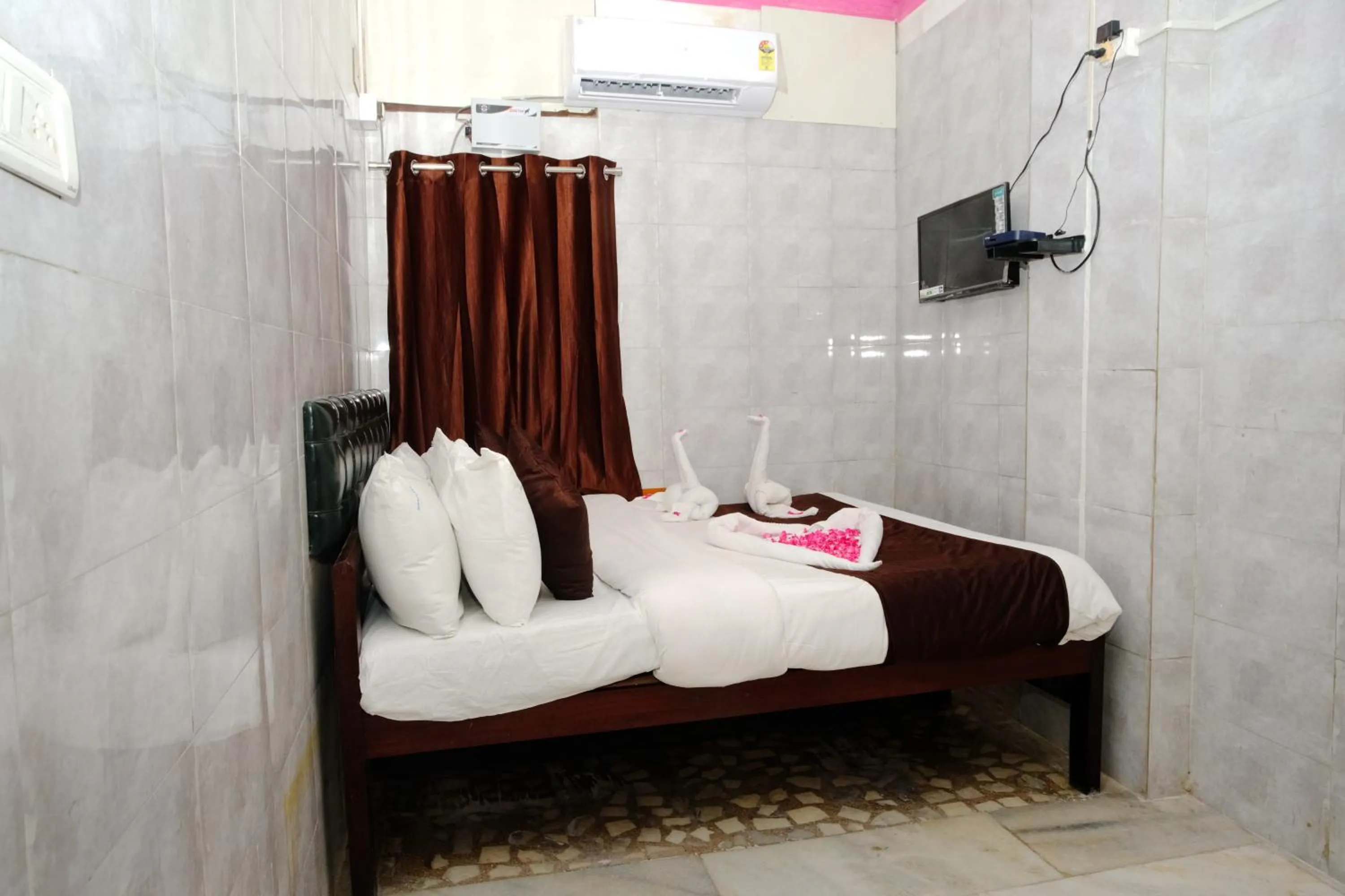 Bedroom, Bed in Aum Karthikeya Residency - Near Chennai Railway Station