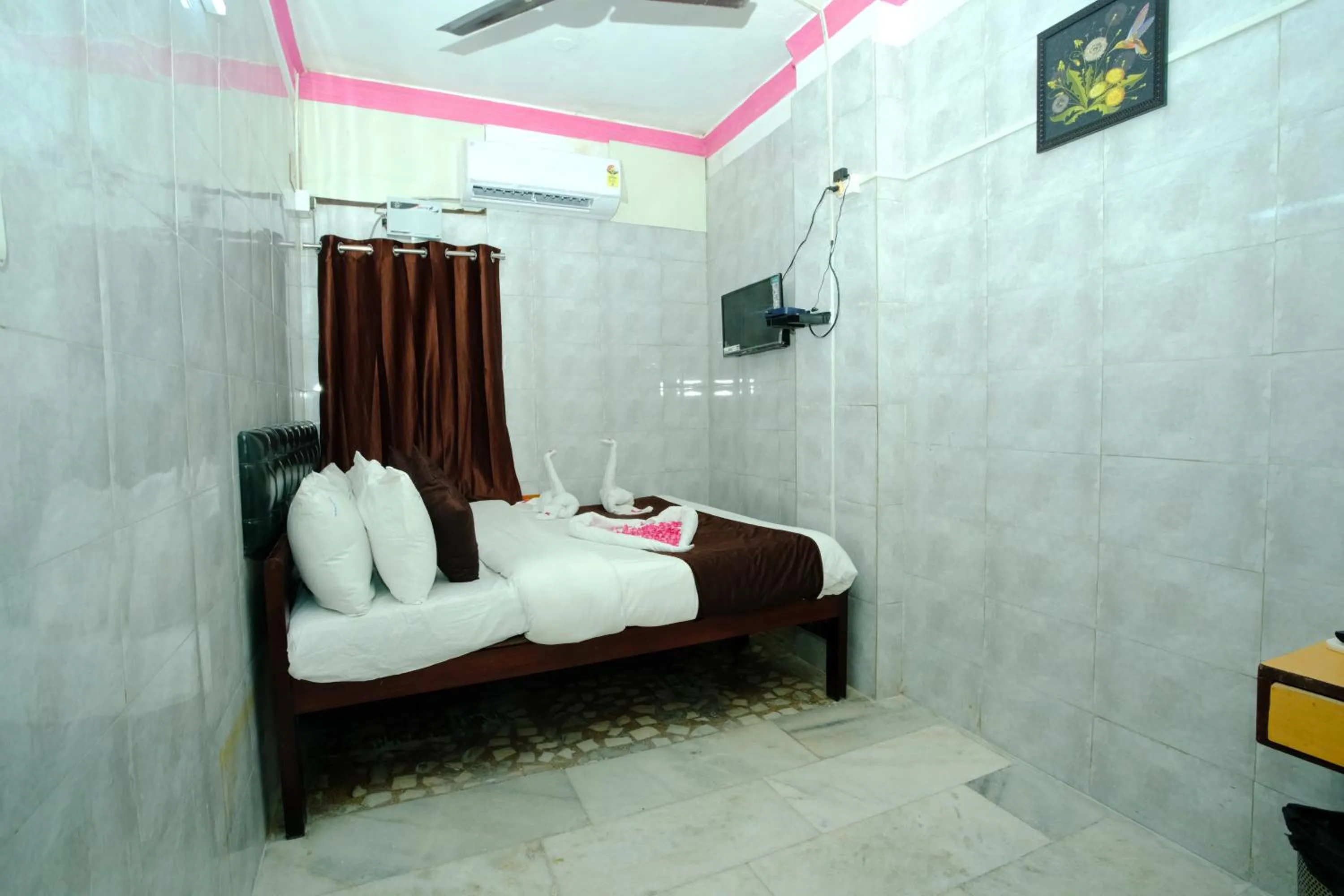 Bedroom, Bed in Aum Karthikeya Residency - Near Chennai Railway Station