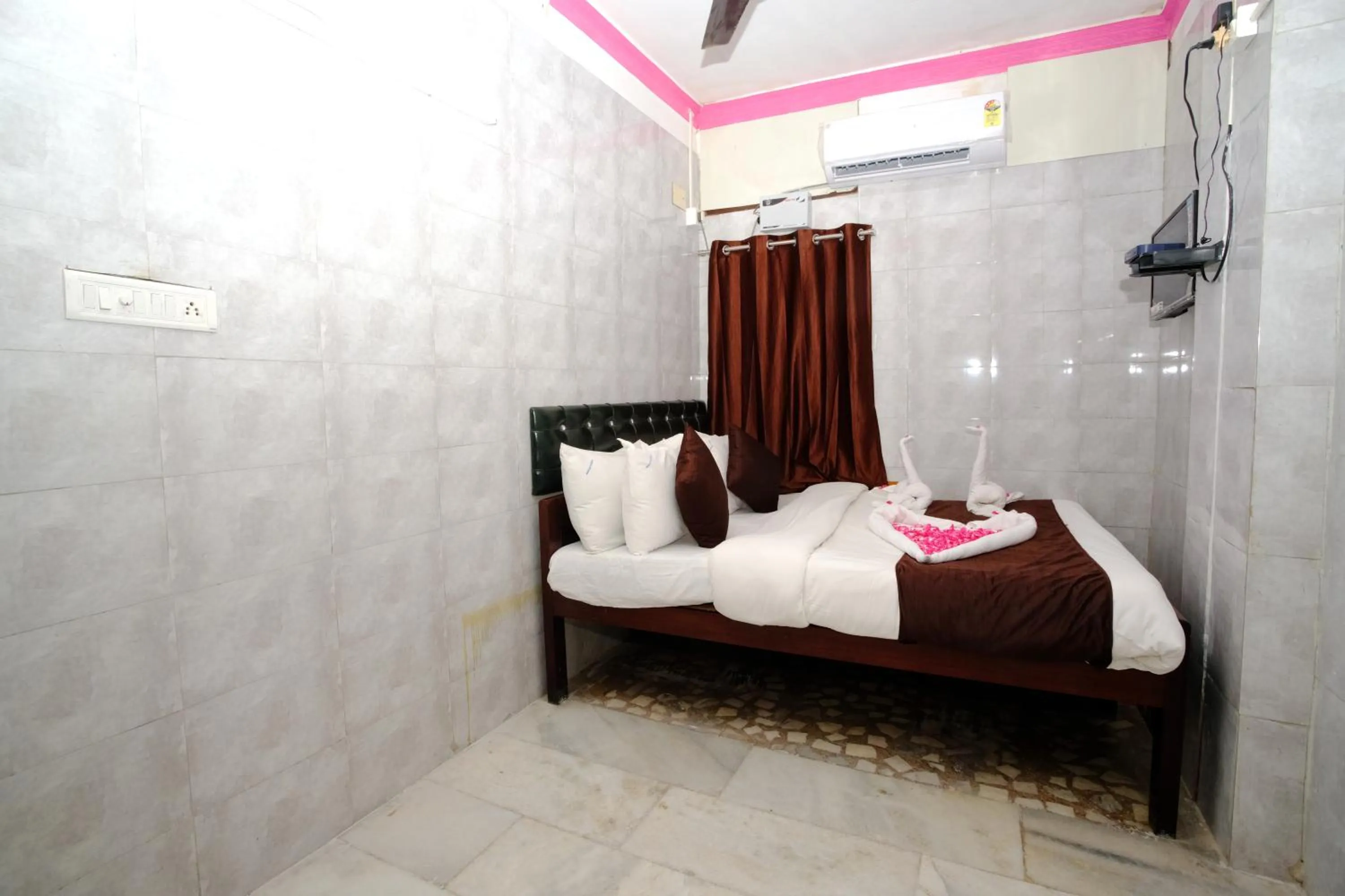 Bedroom, Bed in Aum Karthikeya Residency - Near Chennai Railway Station