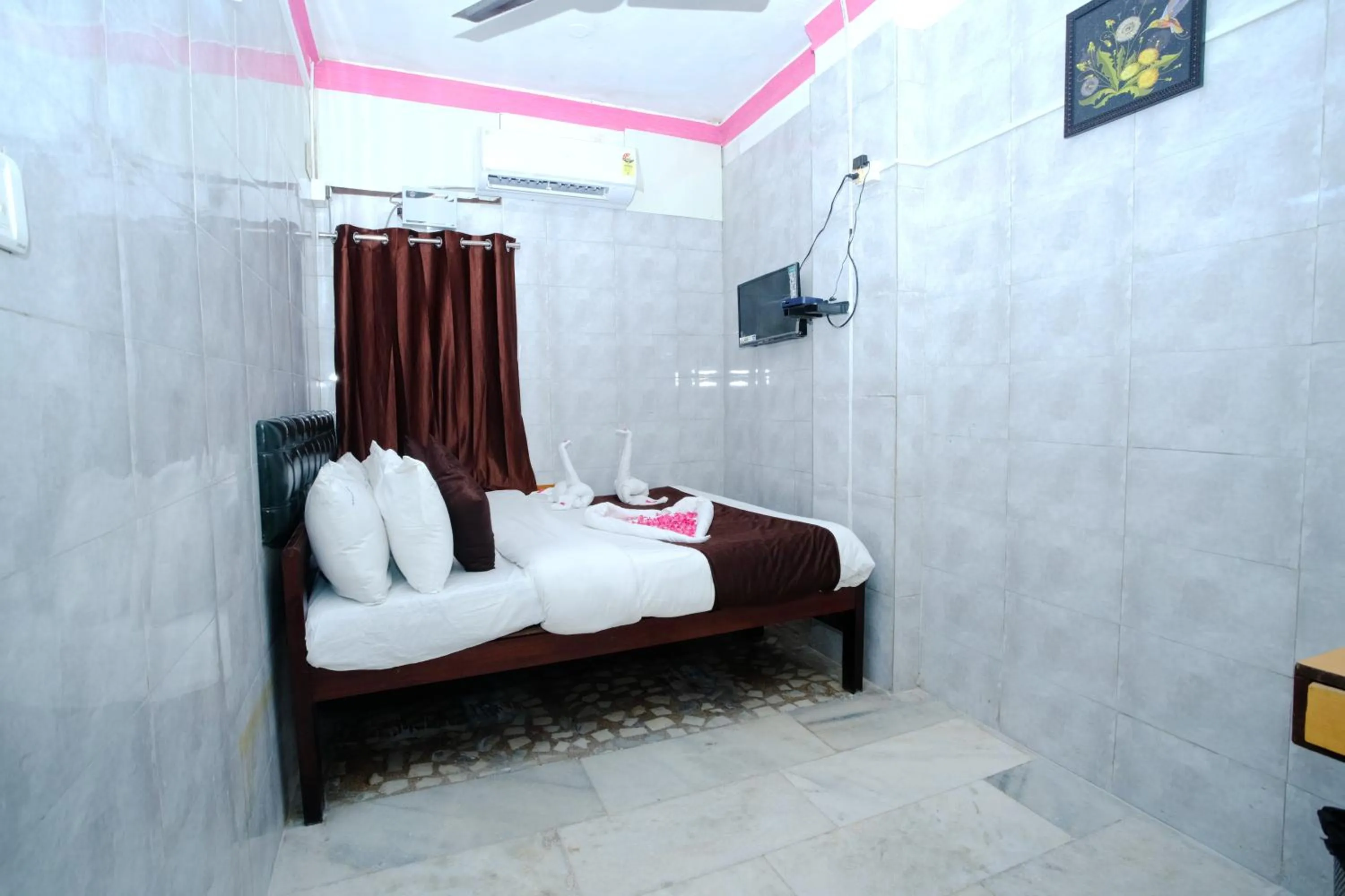 Bedroom, Bed in Aum Karthikeya Residency - Near Chennai Railway Station