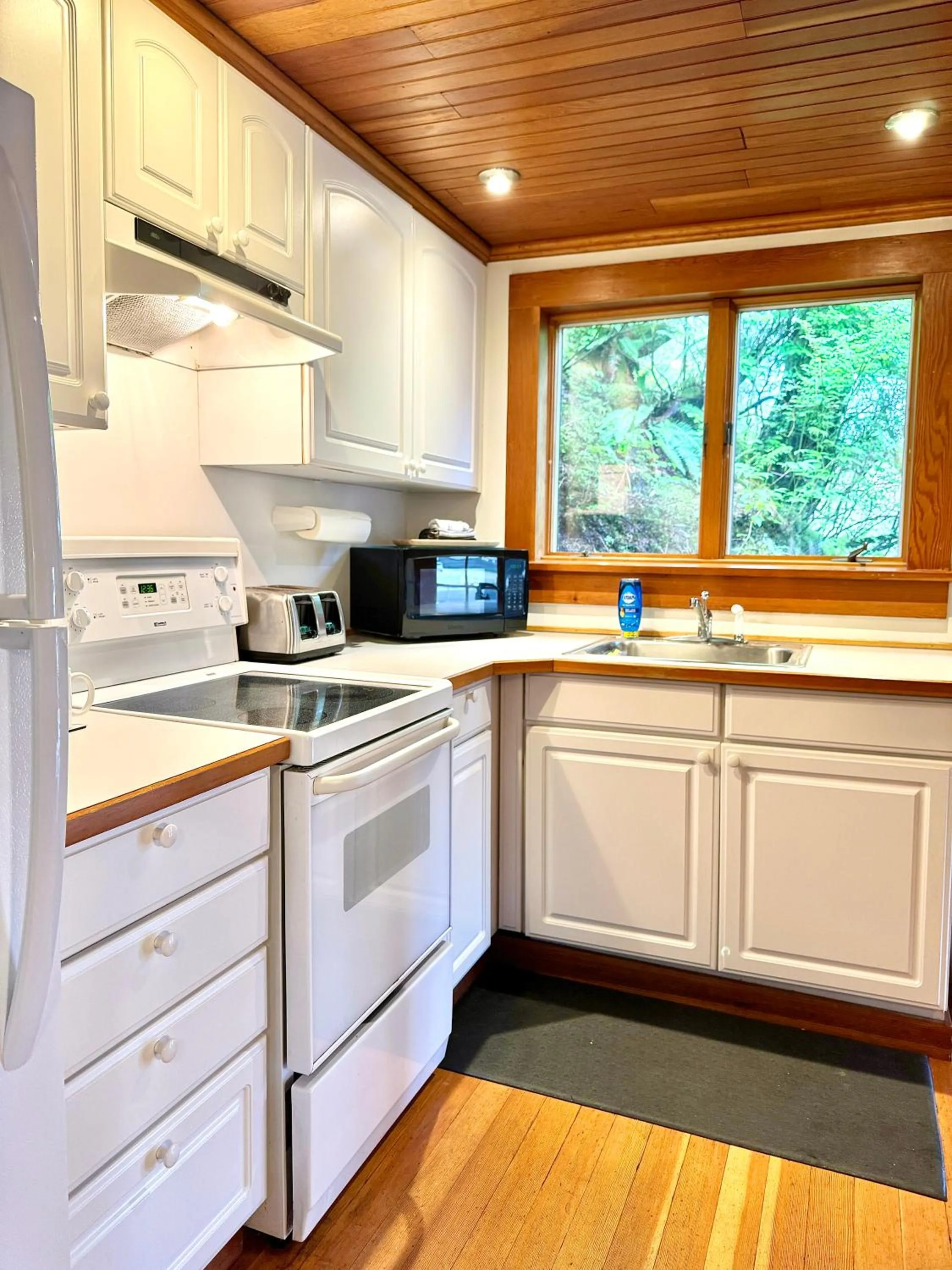 microwave in Inn At Creek Street