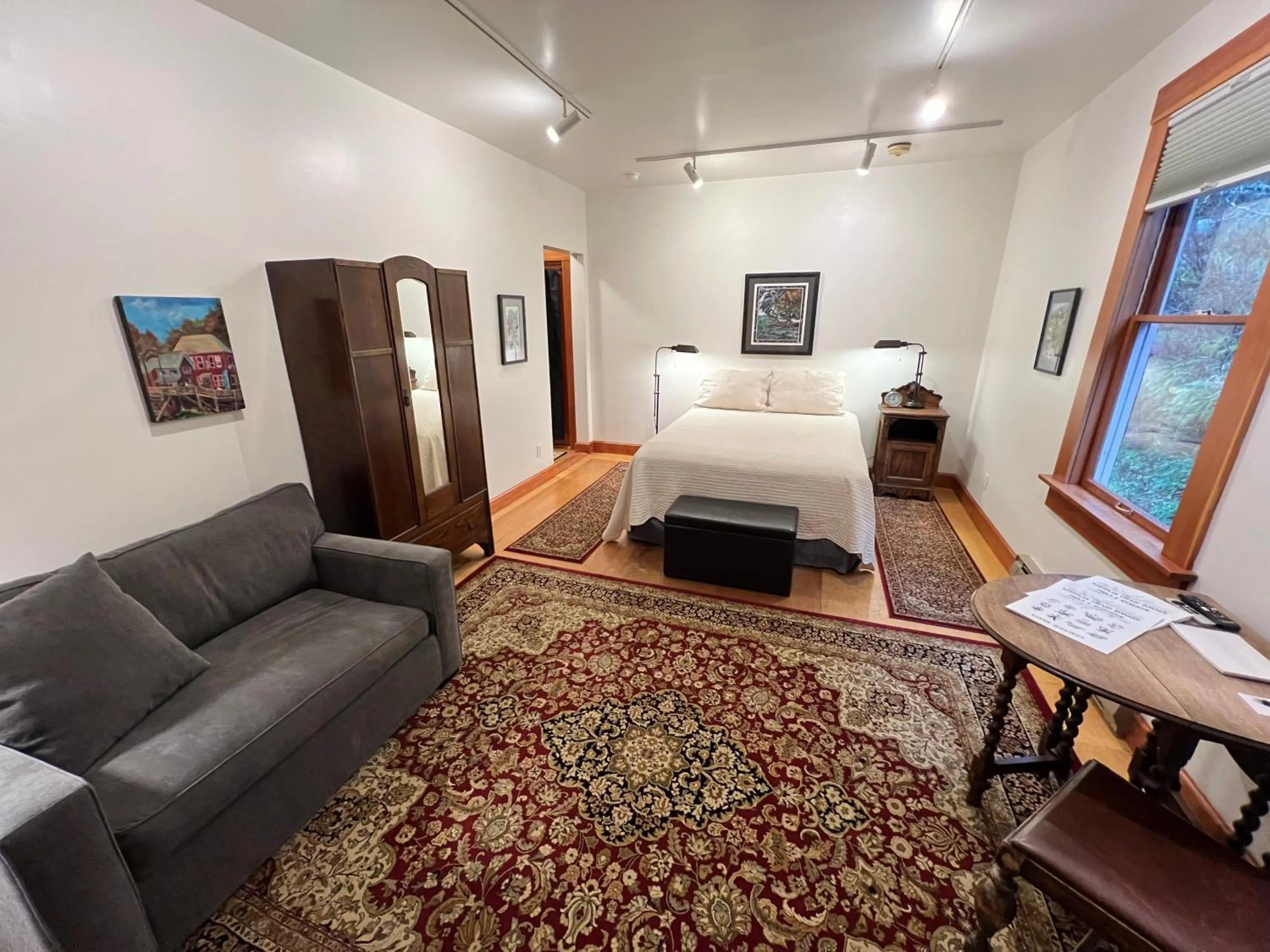 Photo of the whole room, Bed in Inn At Creek Street