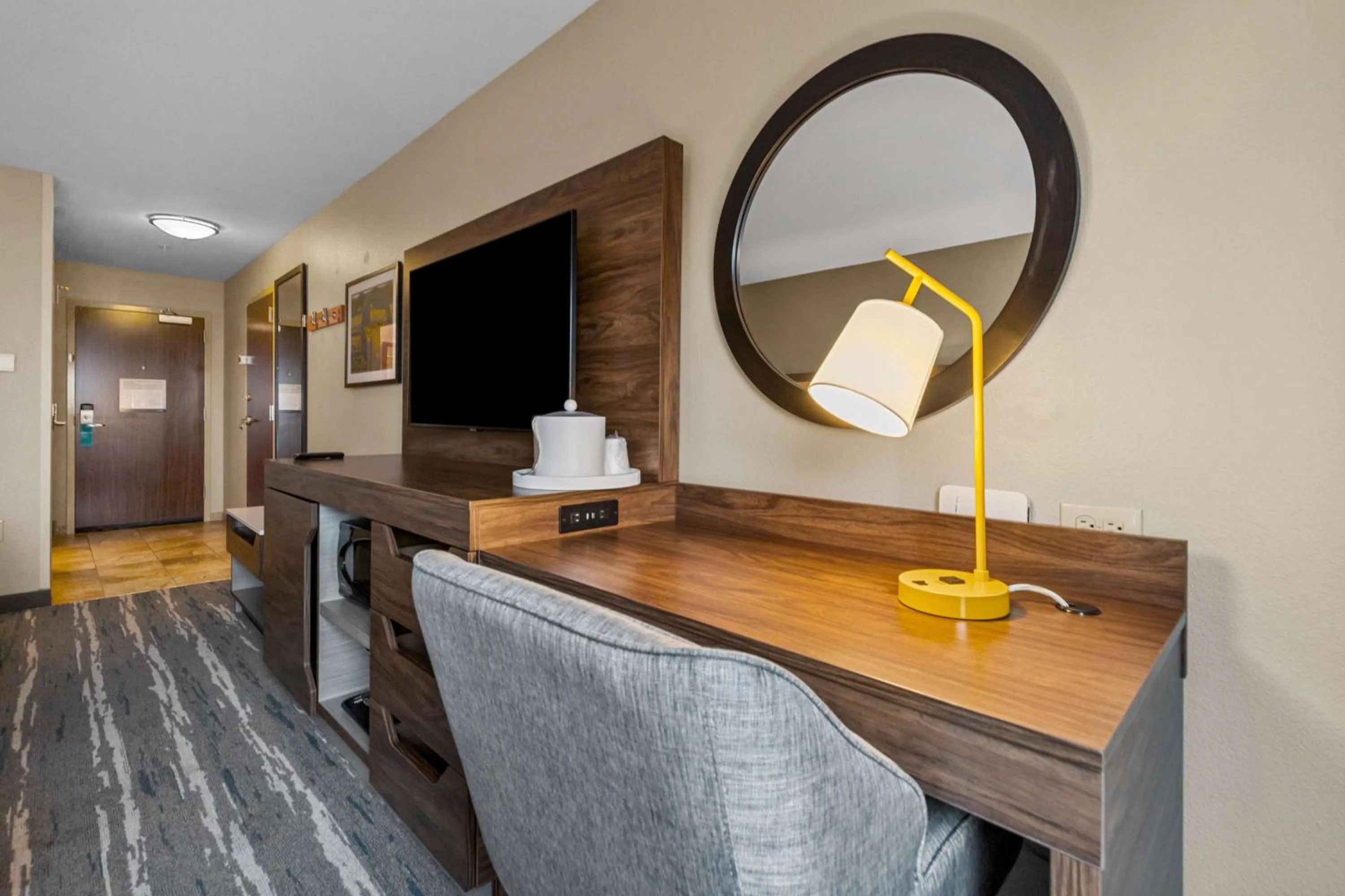 Photo of the whole room in Hampton Inn Temple