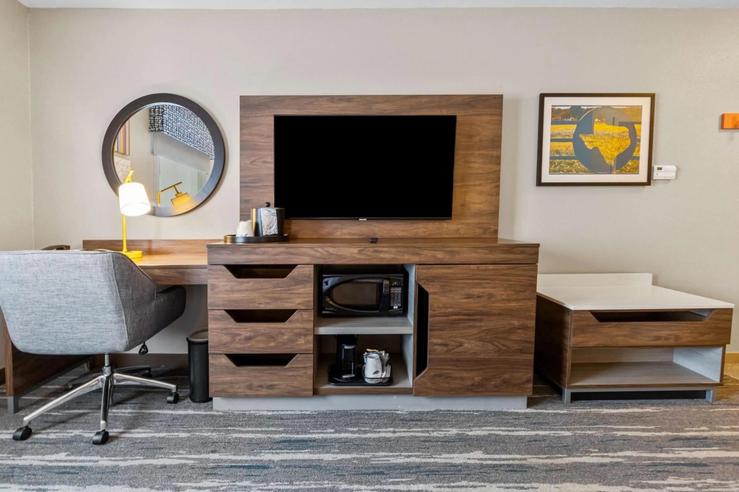 Photo of the whole room in Hampton Inn Temple