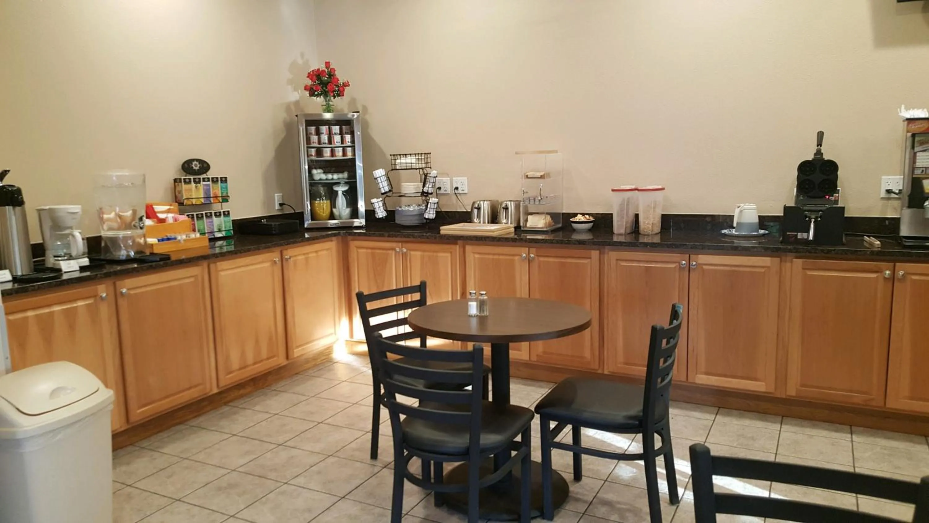 Dining area in Port Angeles Inn