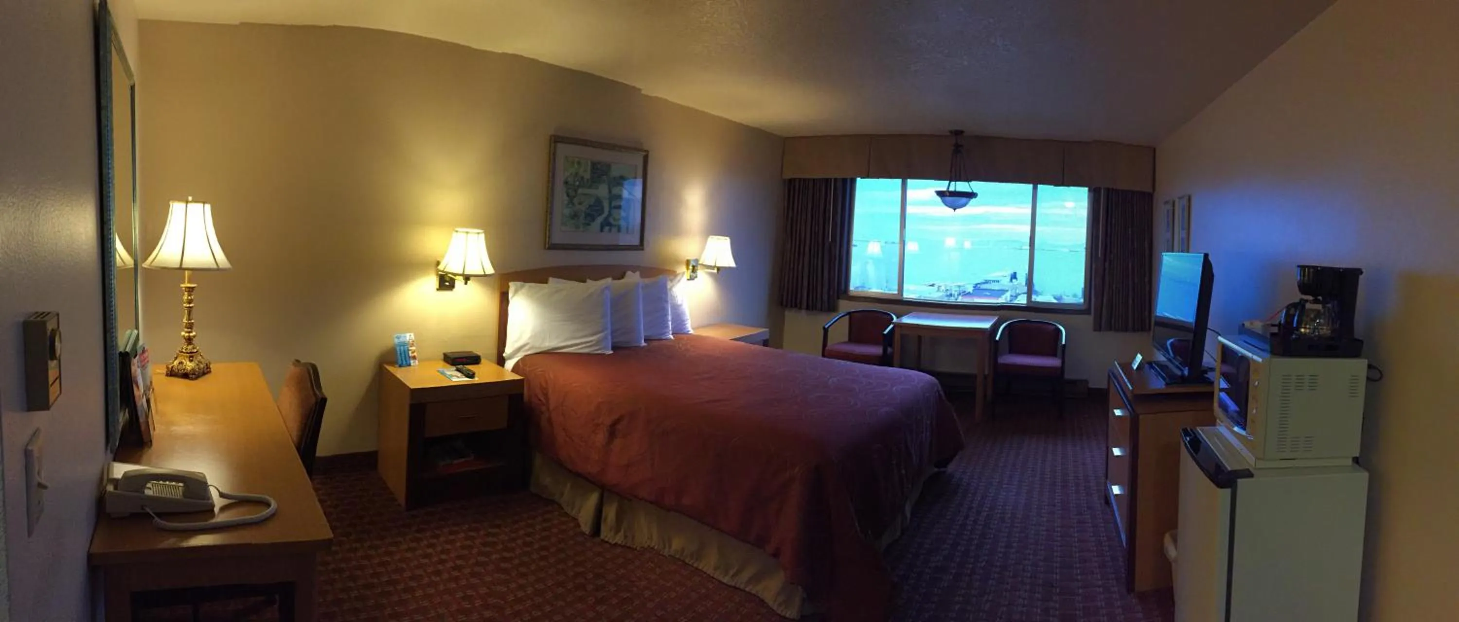 Photo of the whole room, Bed in Port Angeles Inn