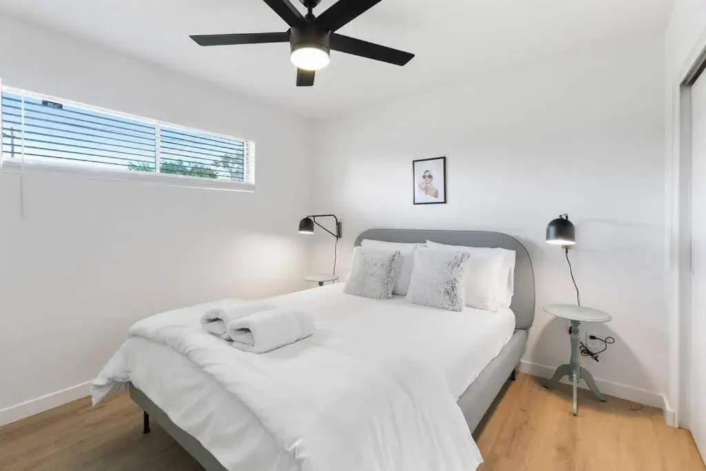 One-Bedroom Apartment in Contemporary Condo in Central Biltmore One-Bedroom Apartment in Contemporary Condo in Central Biltmore