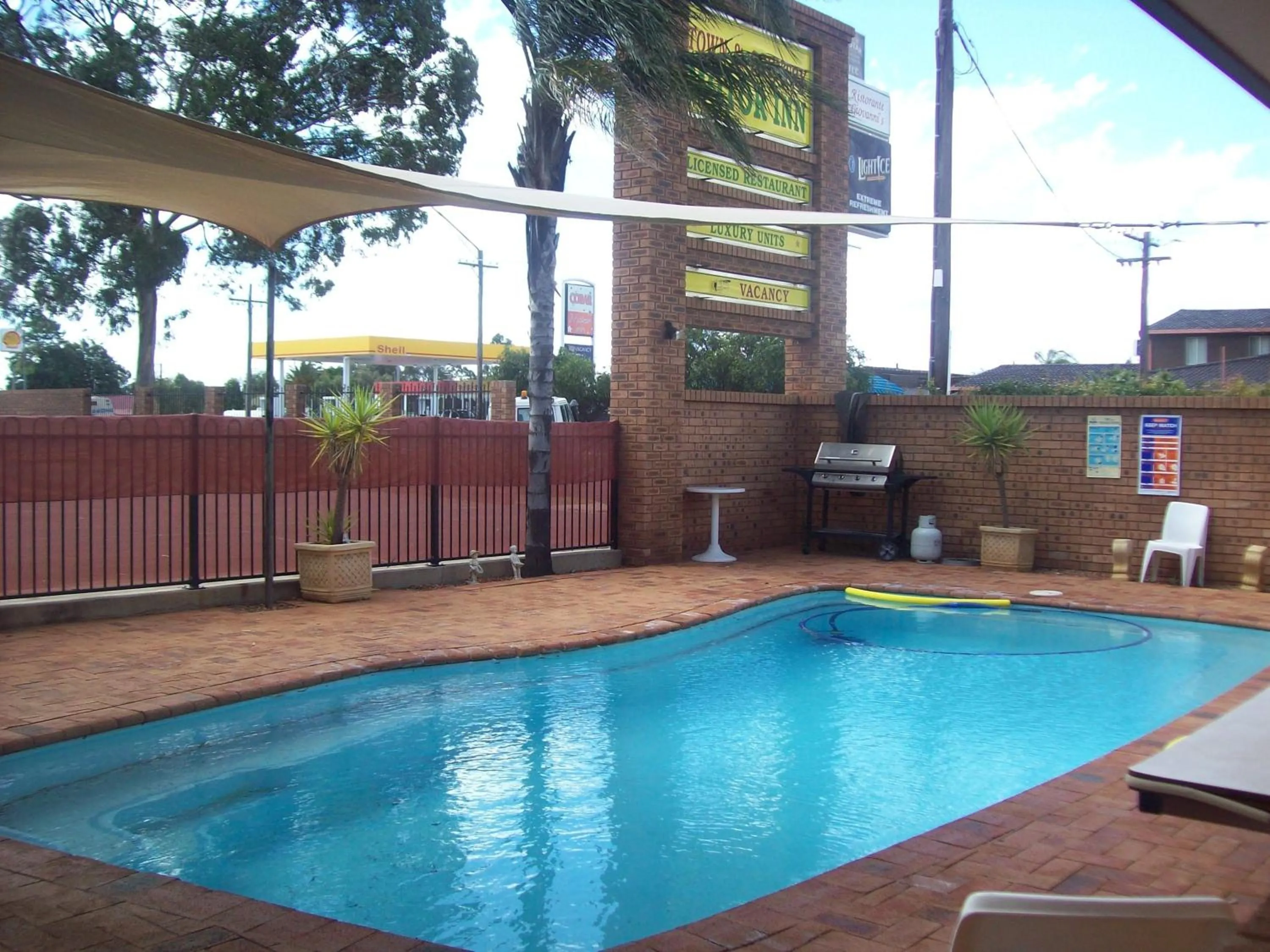 Swimming pool in Cobar Town & Country Motor Inn