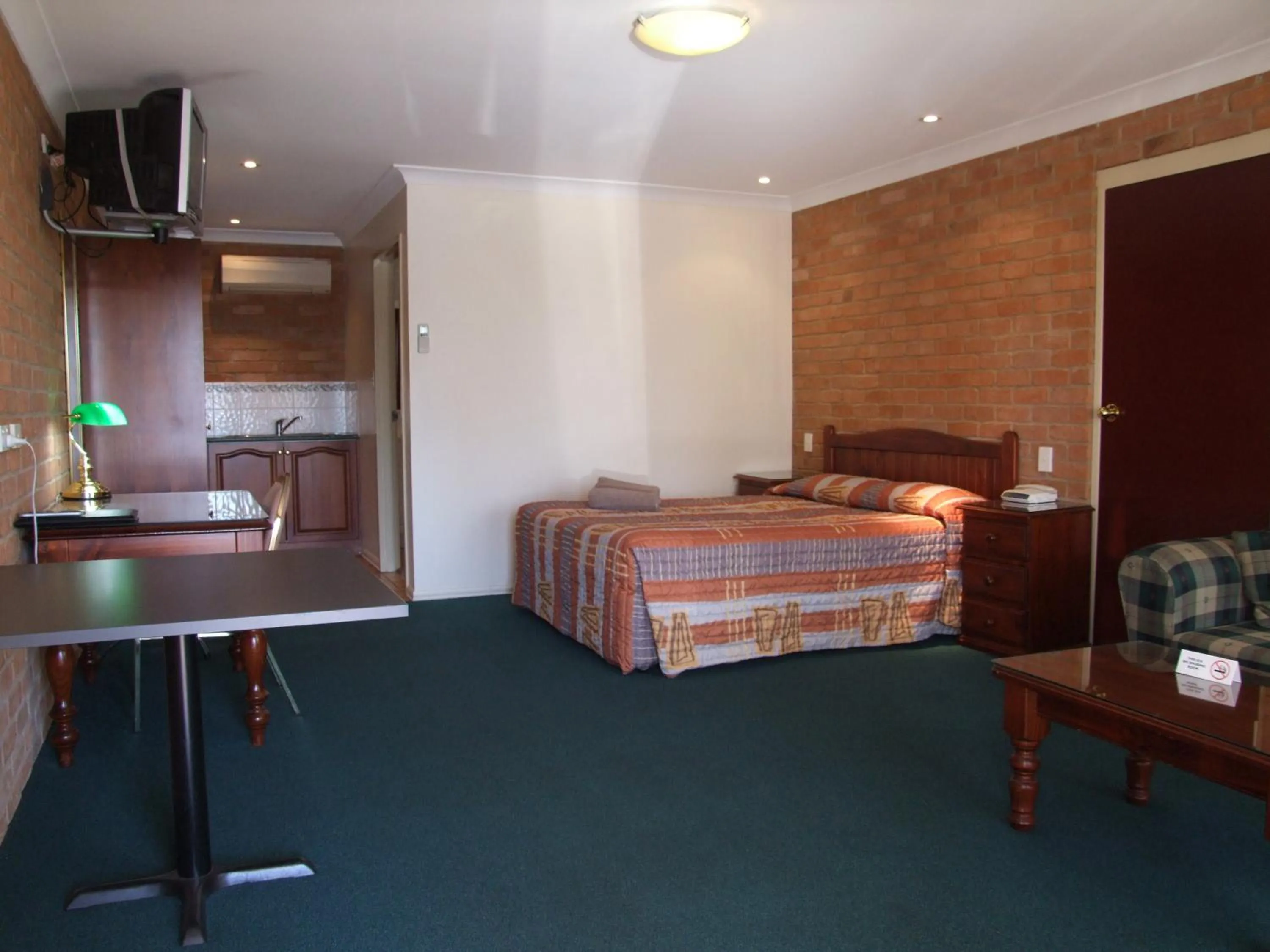 Bed in Cobar Town & Country Motor Inn