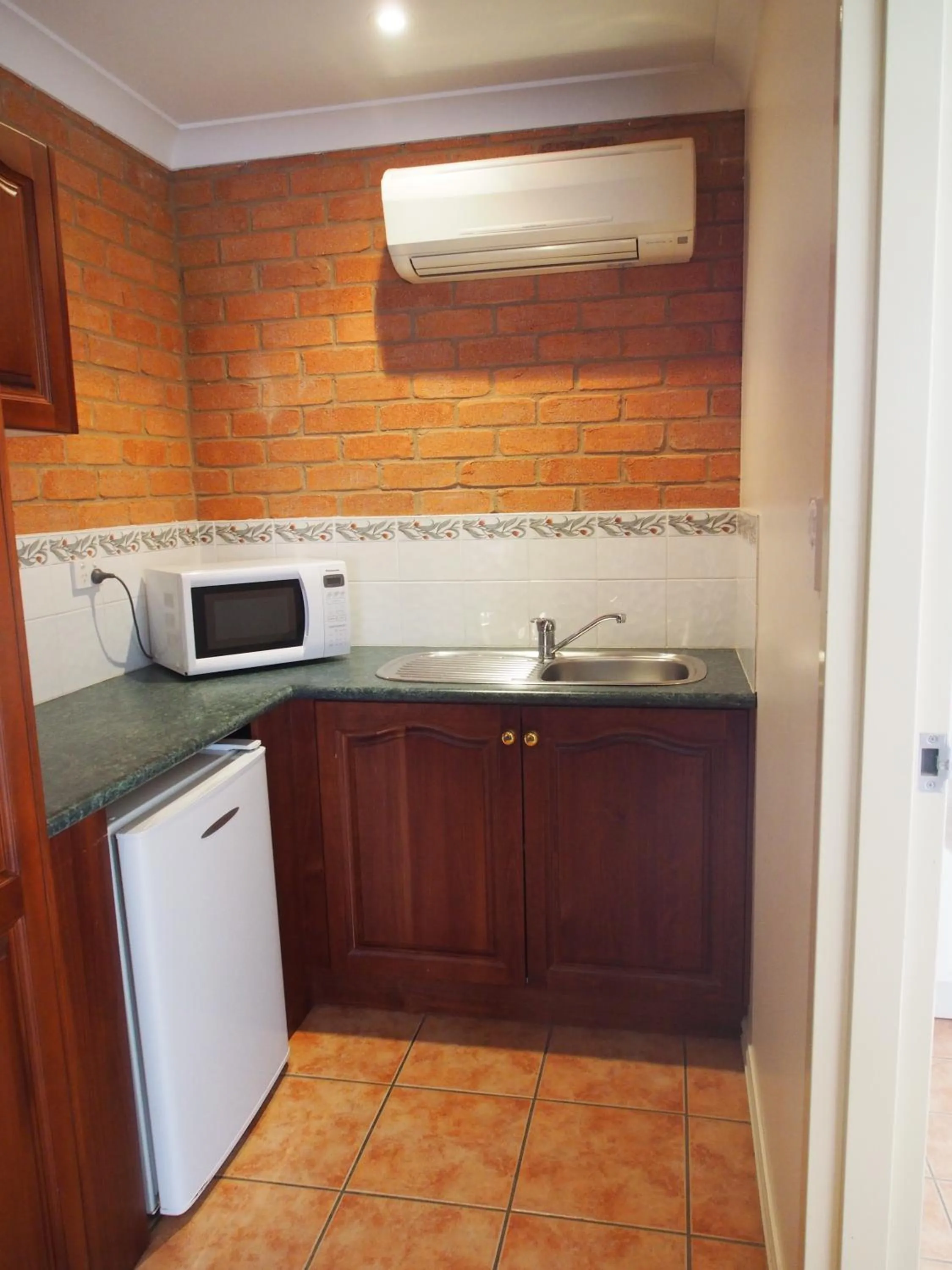 Kitchen or kitchenette in Cobar Town & Country Motor Inn