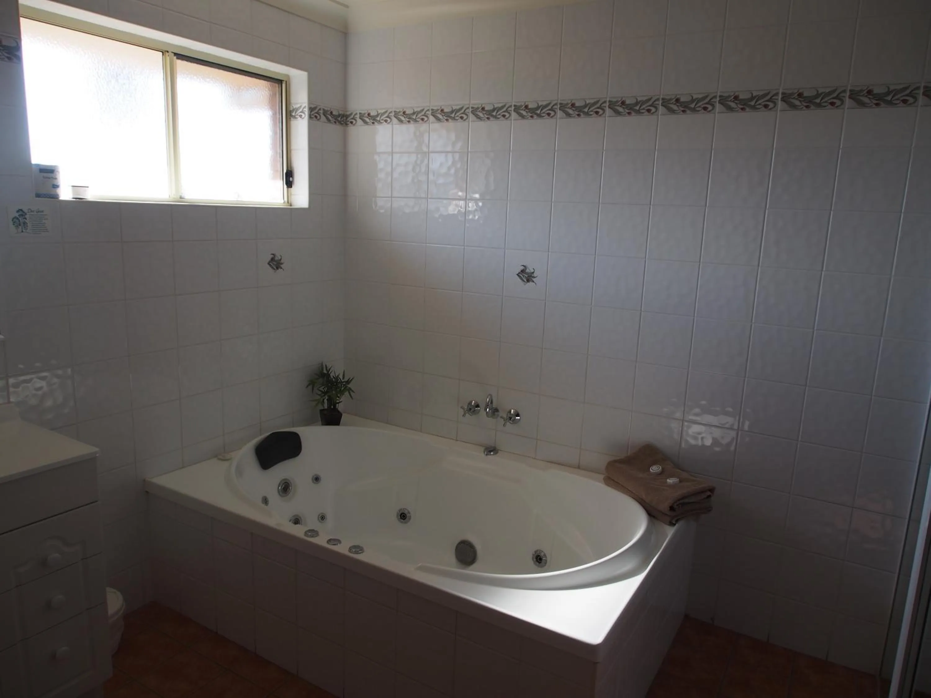 Bathroom in Cobar Town & Country Motor Inn