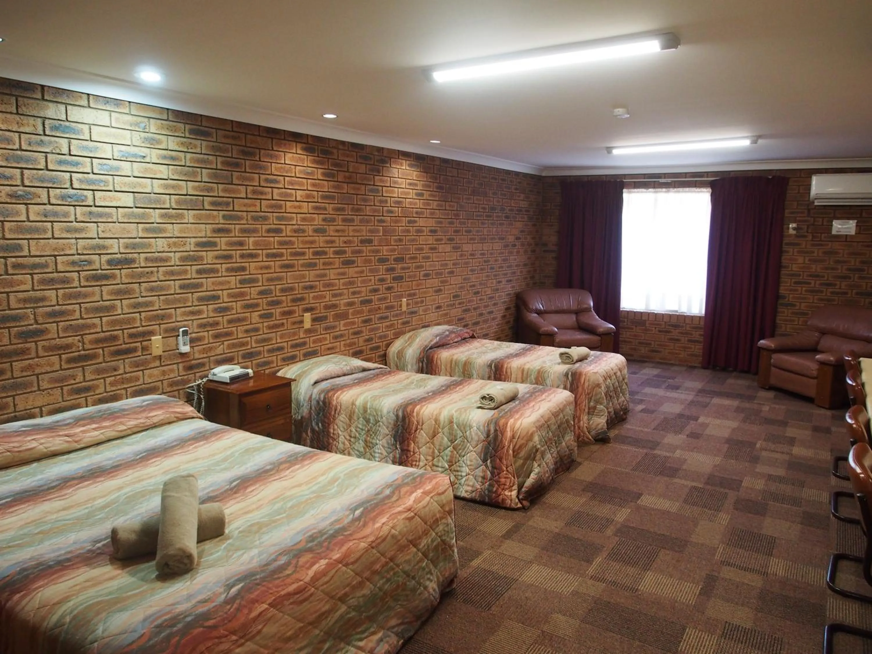 Bed in Cobar Town & Country Motor Inn