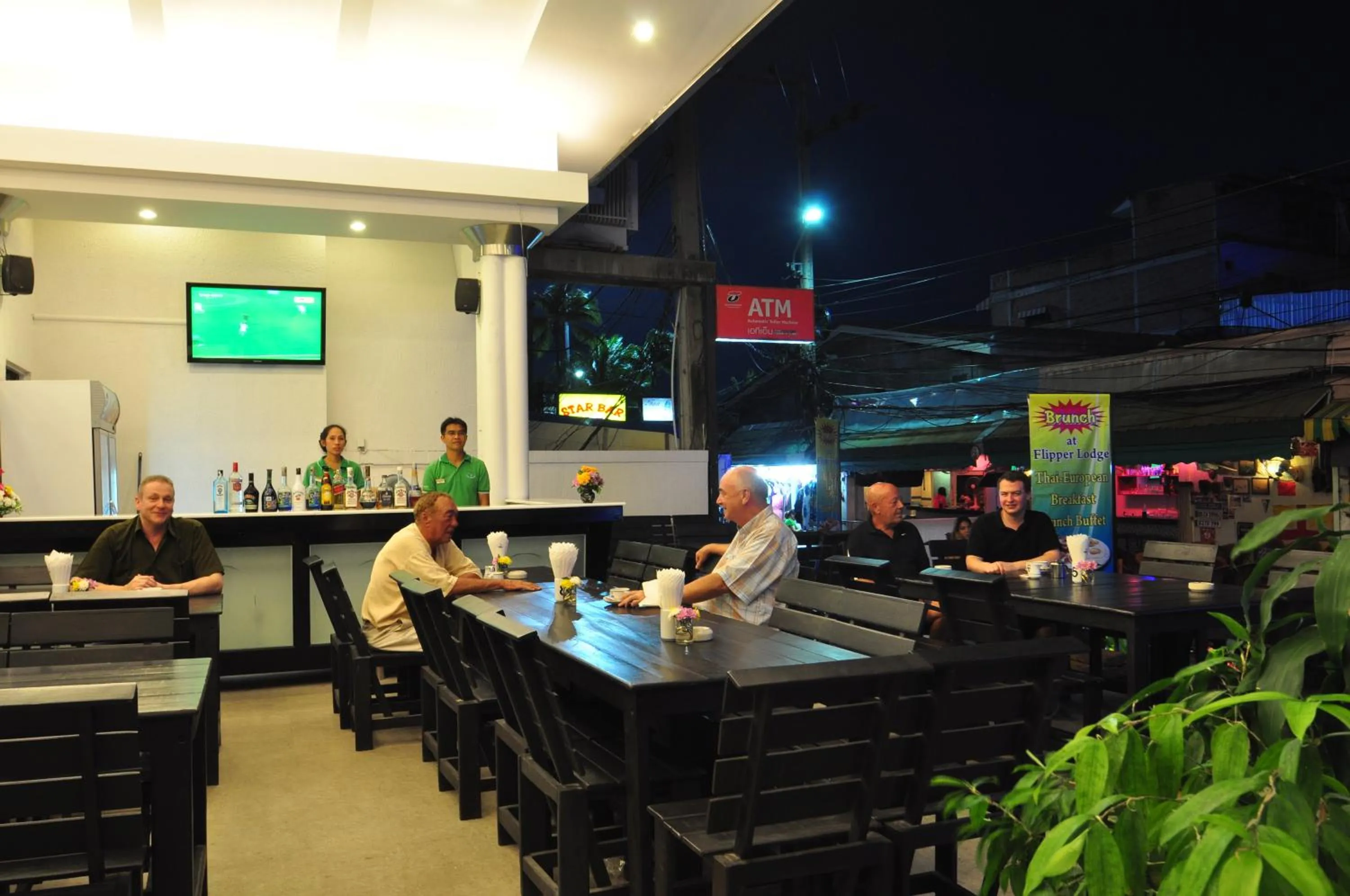 Restaurant/places to eat in Flipper Lodge Hotel - SHA Extra Plus