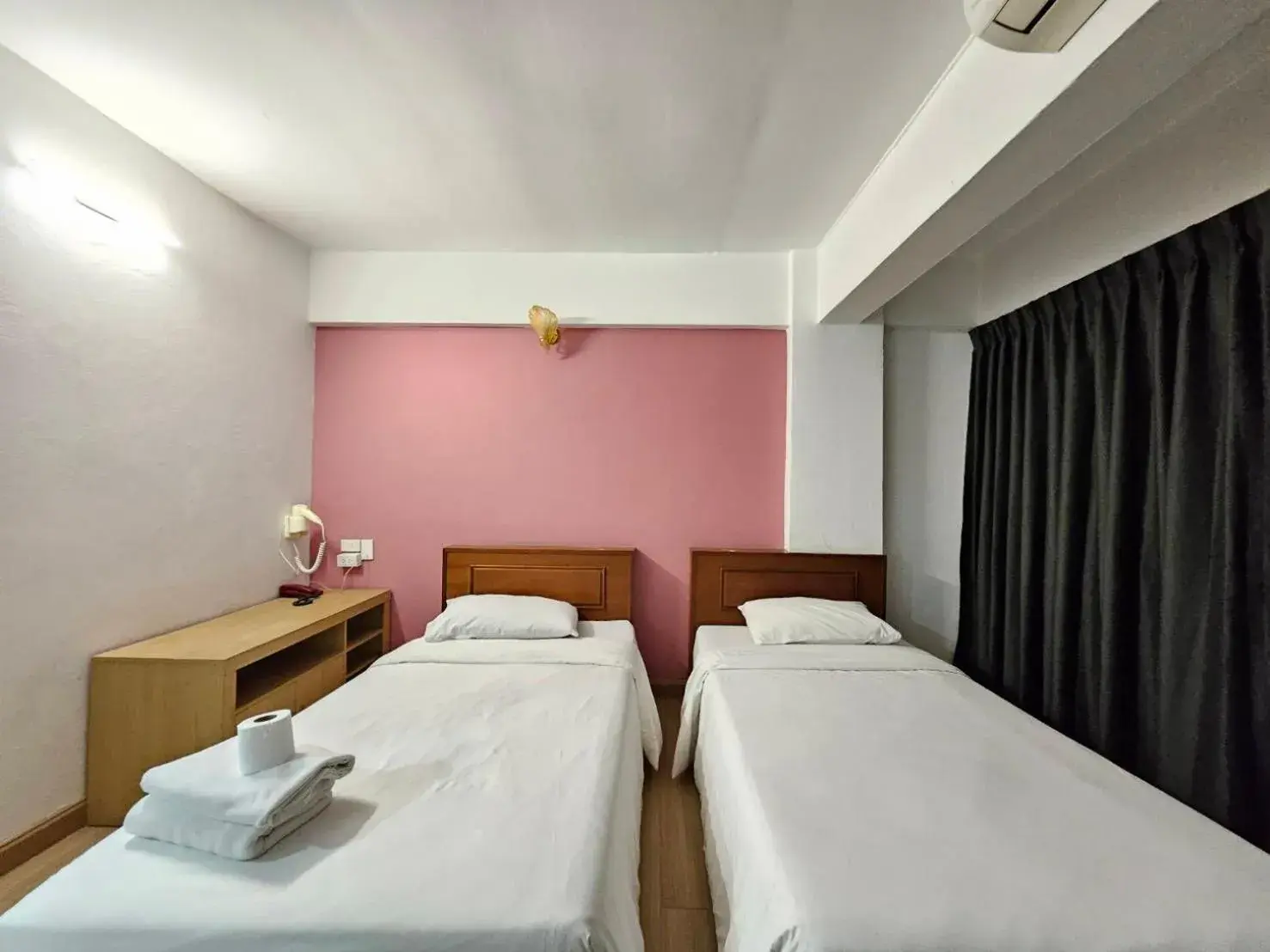 Twin Room with Bath in Crown BTS Nana Hotel Twin Room with Bath in Crown BTS Nana Hotel