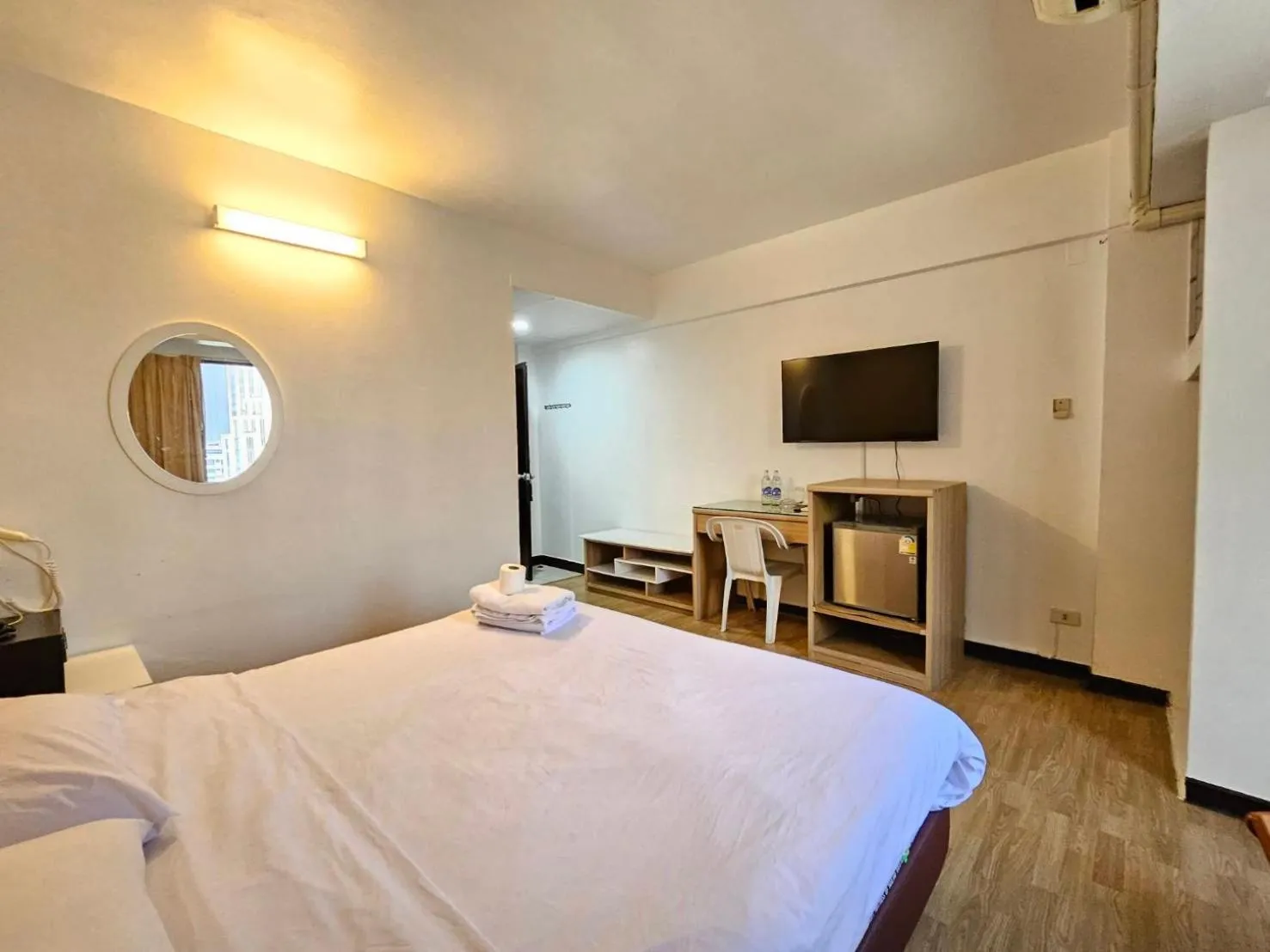 Bedroom, Bed in Crown BTS Nana Hotel