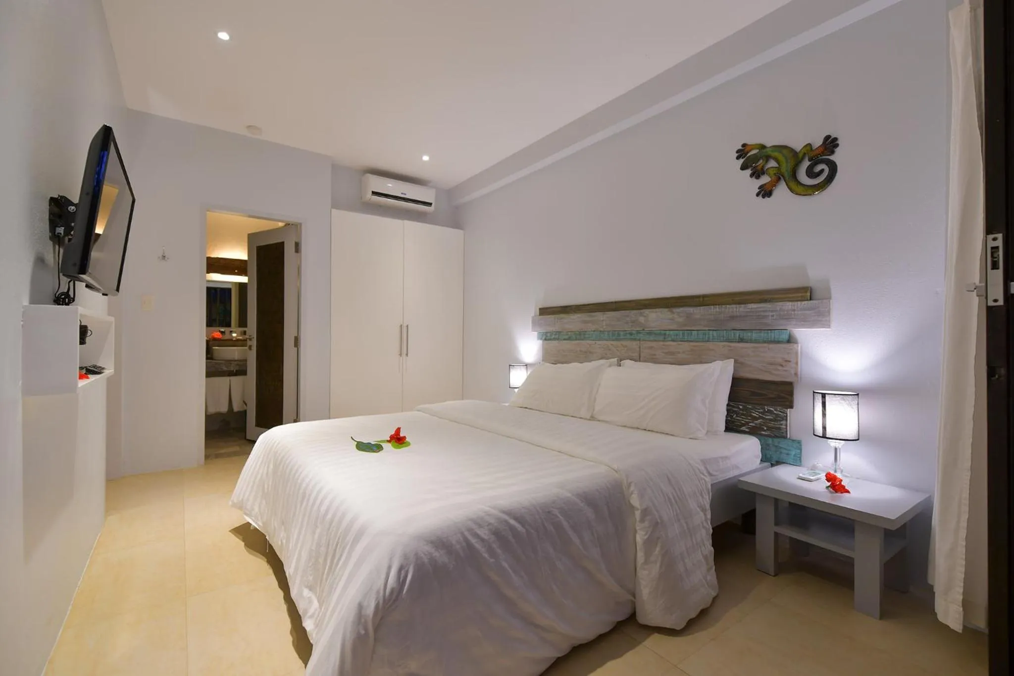TV and multimedia, Bed in Diniview Villa Resort