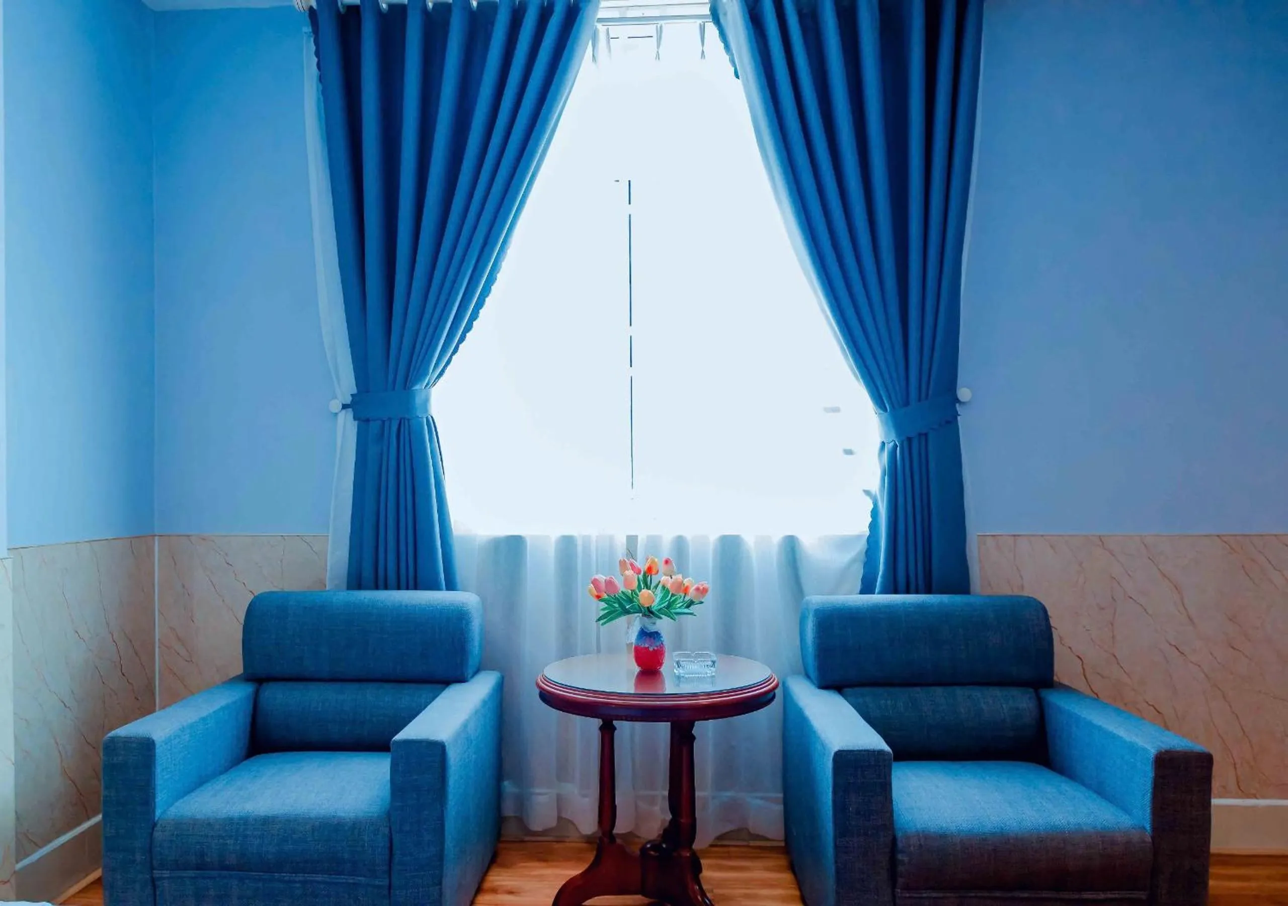 Seating area in Linh Phuong 3 Hotel