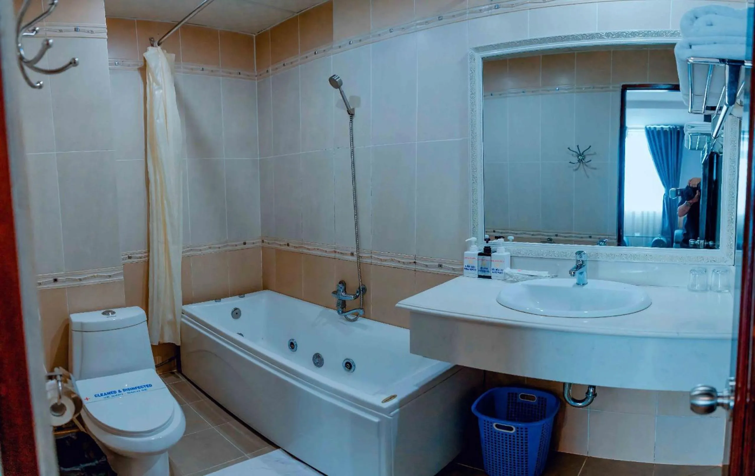 Shower in Linh Phuong 3 Hotel